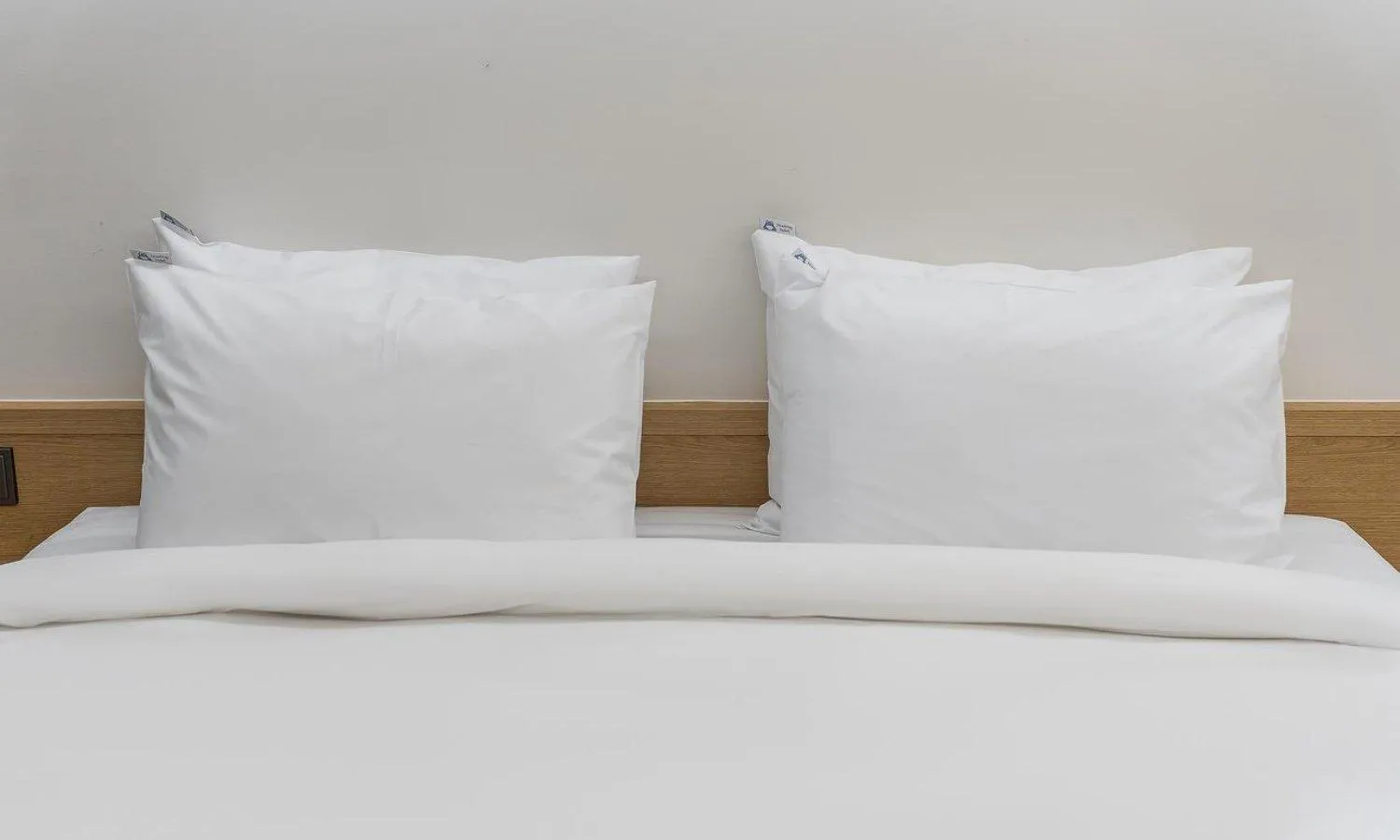 Bedroom, Bed in Bluefrog Hotel