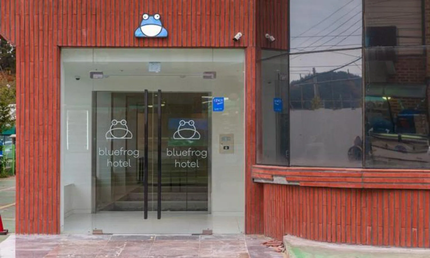 Facade/entrance in Bluefrog Hotel