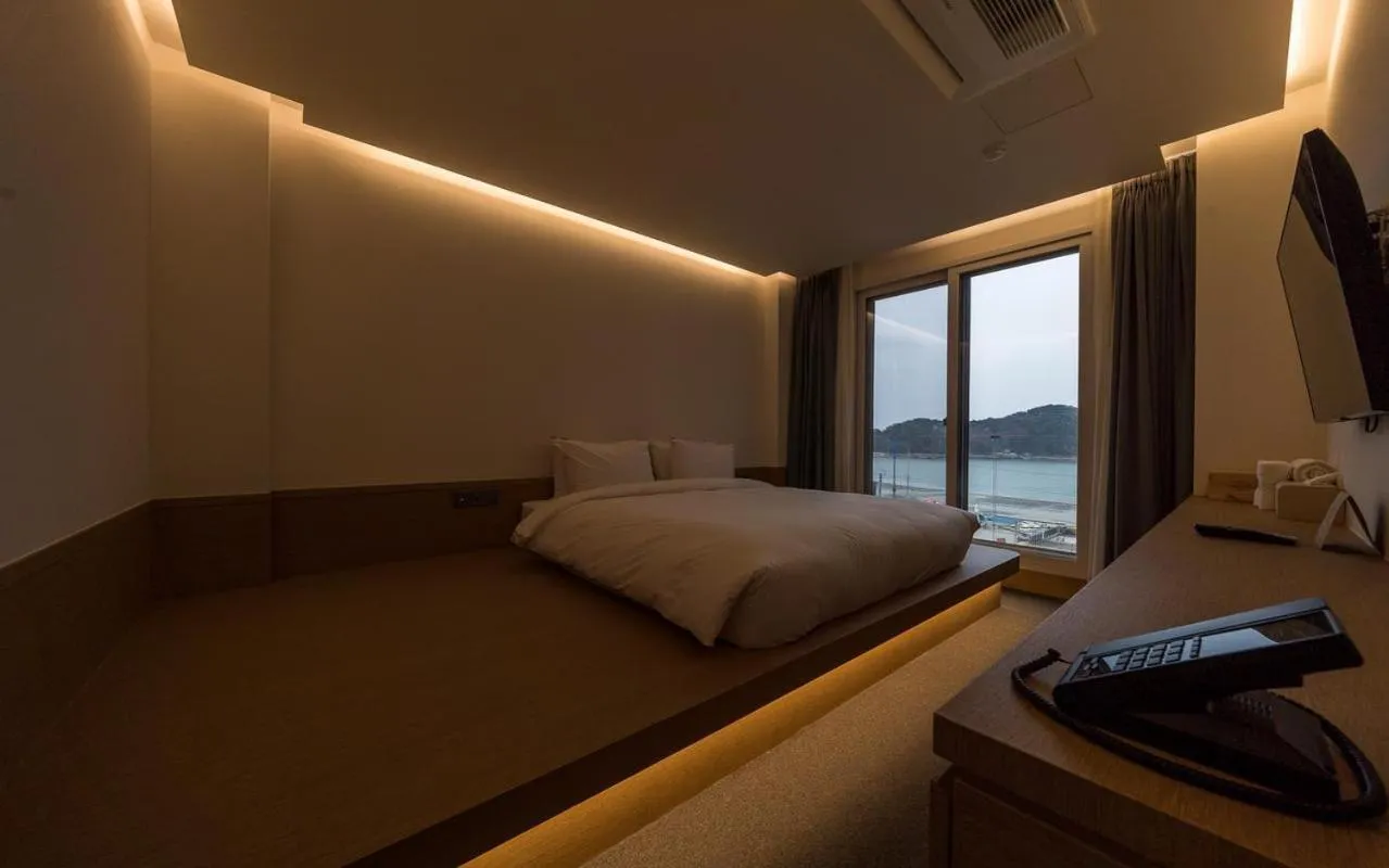 Bed in Bluefrog Hotel