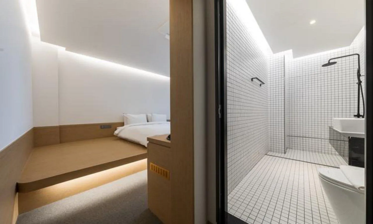 Bedroom, Bed in Bluefrog Hotel