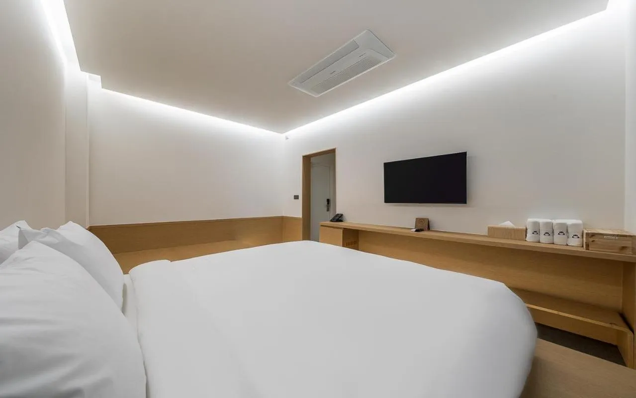 Bed in Bluefrog Hotel