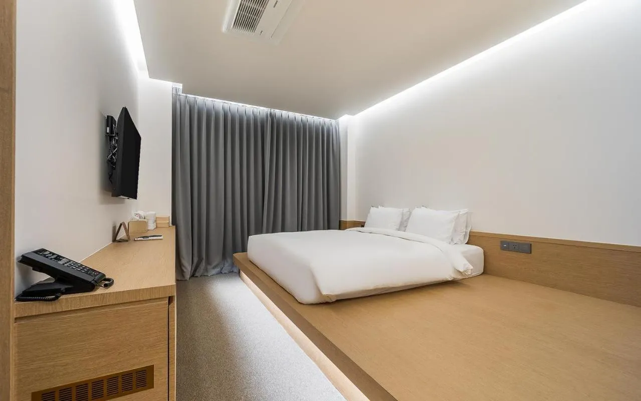 Bed in Bluefrog Hotel