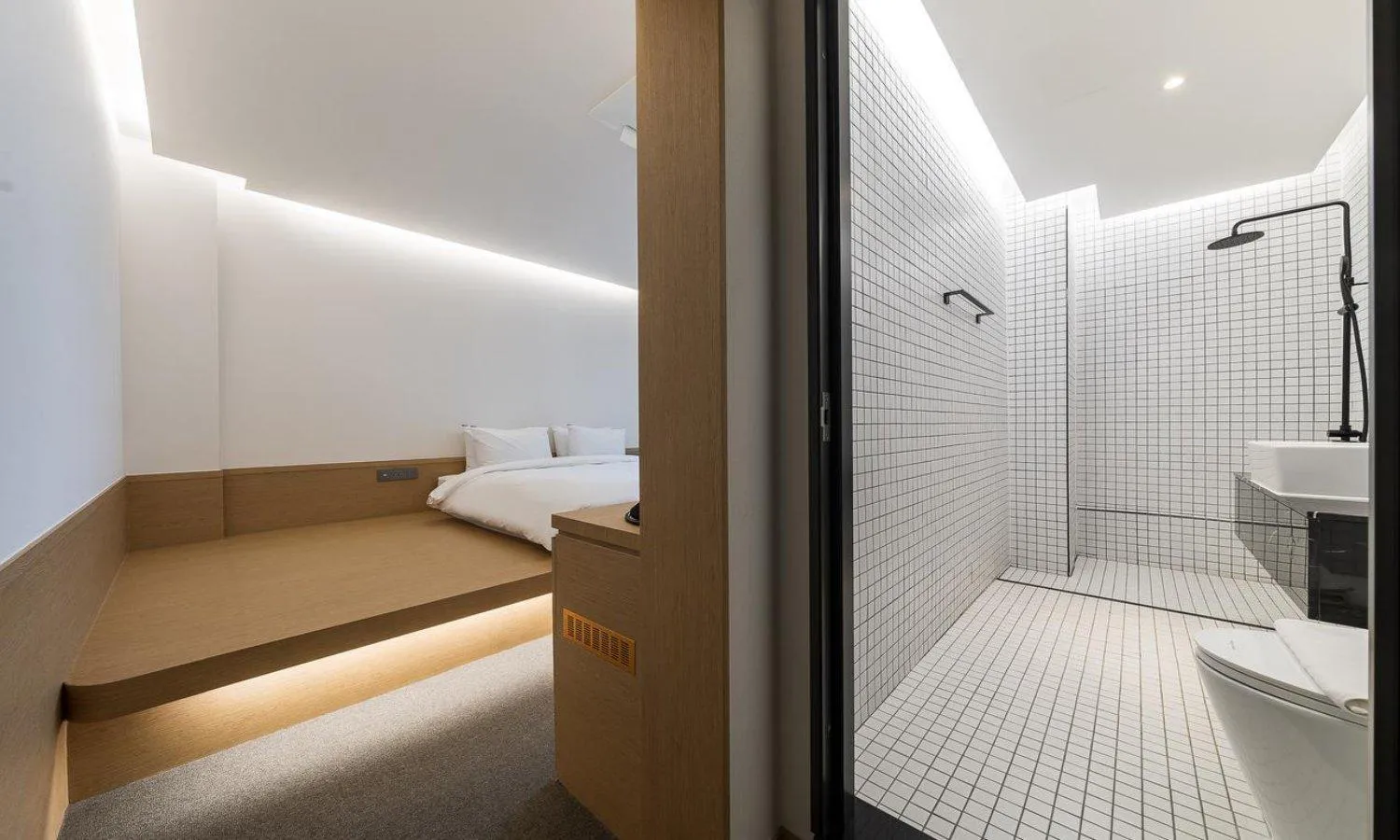 Bedroom in Bluefrog Hotel