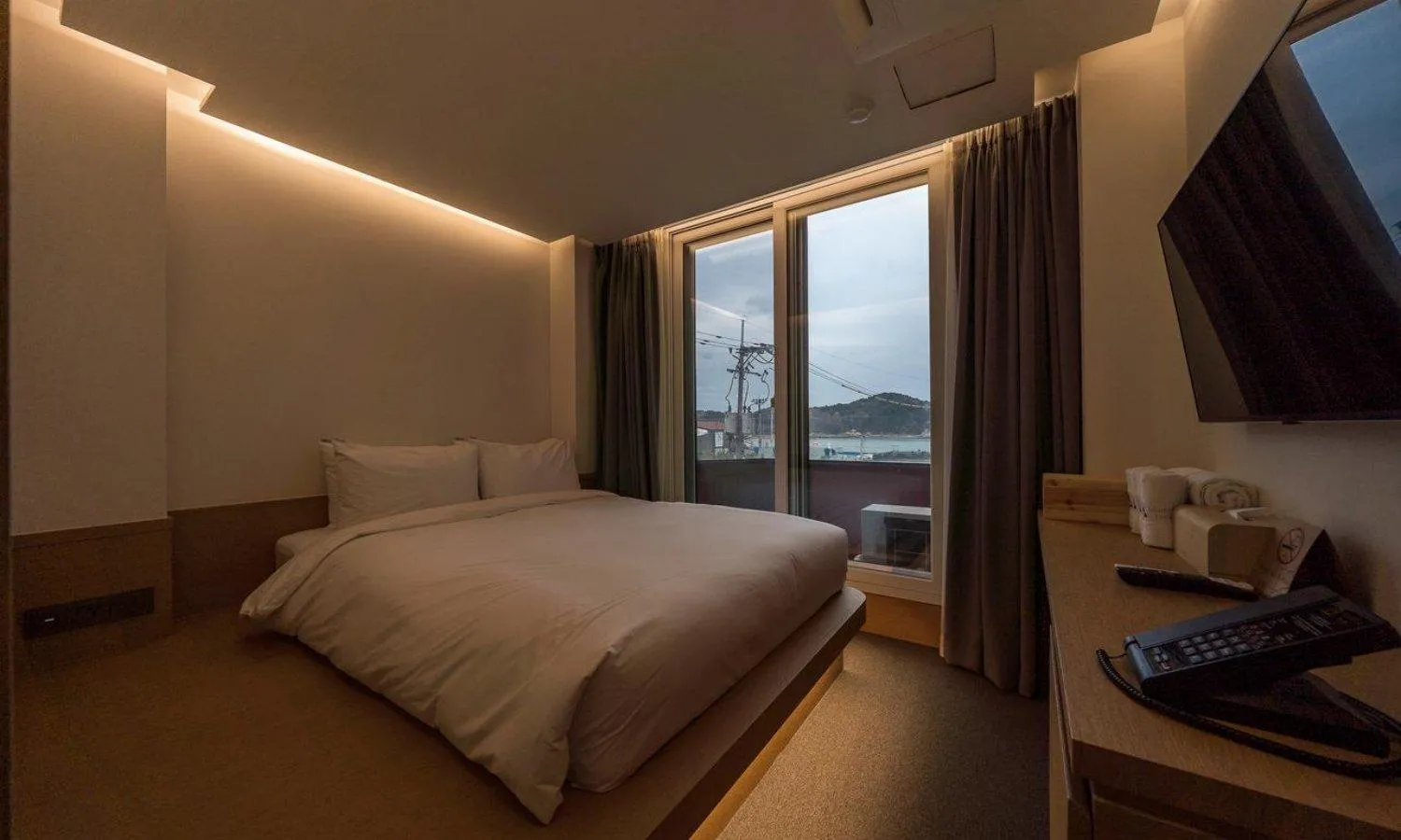Bedroom, Bed in Bluefrog Hotel
