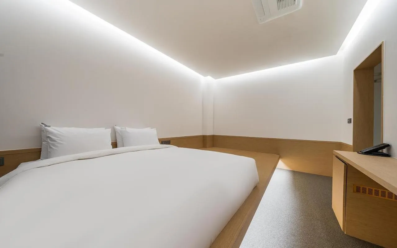 Bed in Bluefrog Hotel