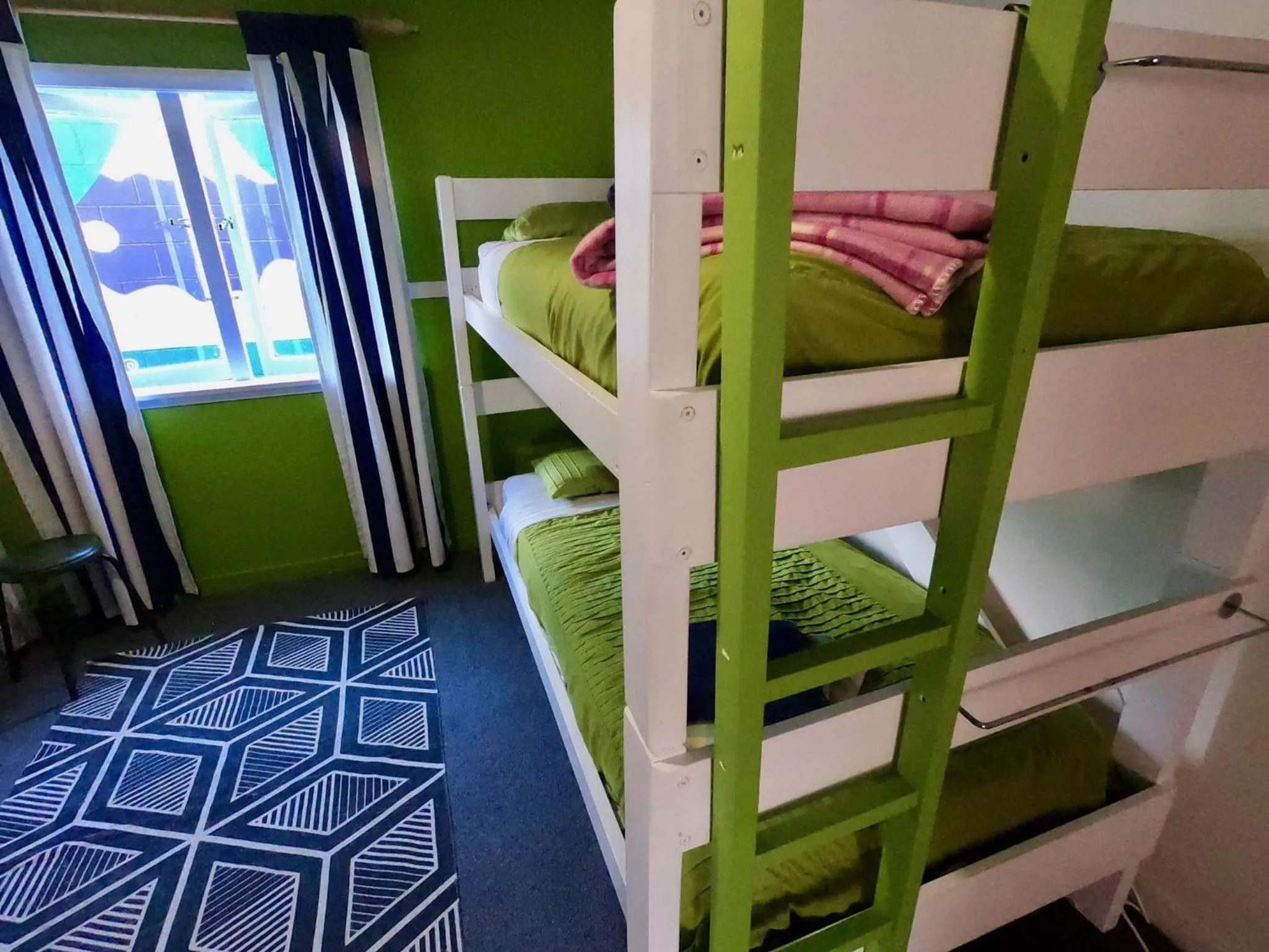 Bed in Ducks & Drakes Boutique Motel & Backpackers