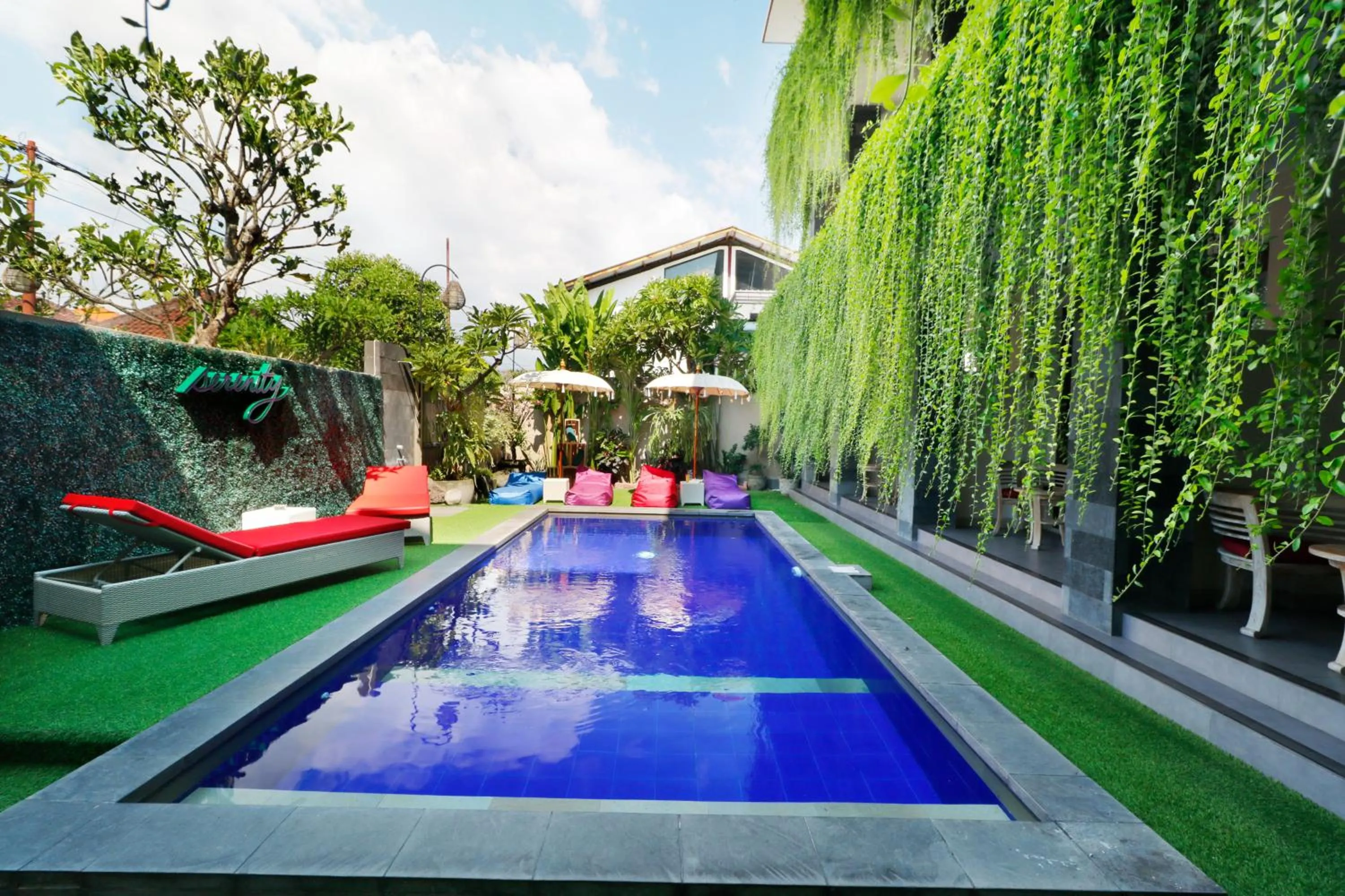 Swimming pool in Vansari Hotel