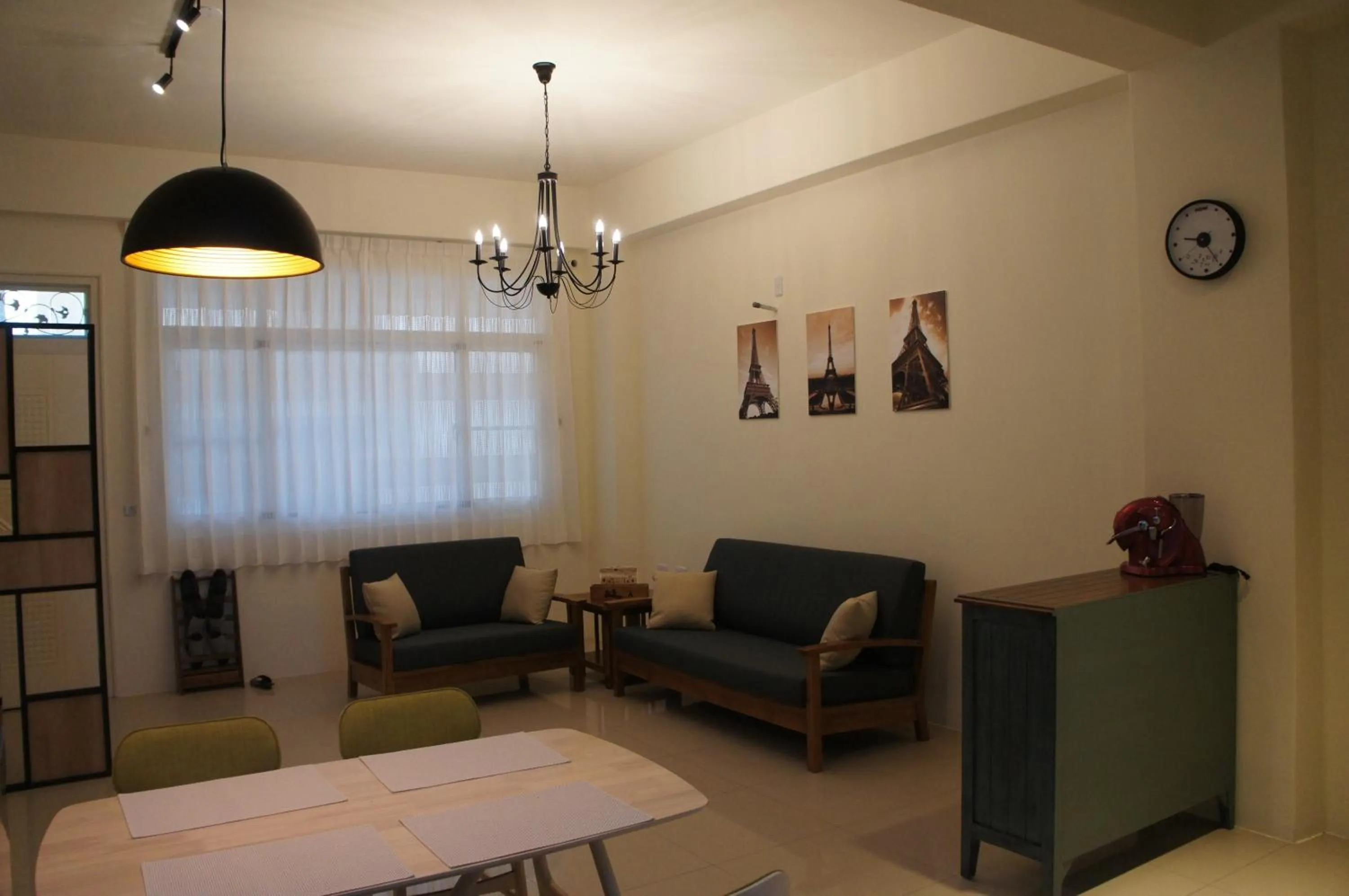 Communal lounge/ TV room in Bonjour, Paris 日安巴黎民宿 編號995