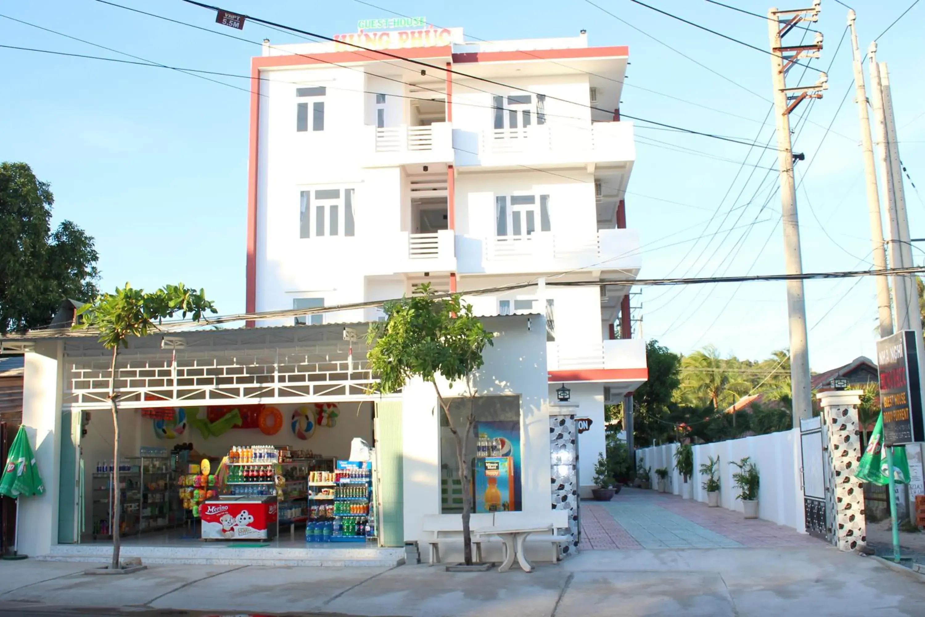 Property building in Hung Phuc Mui Ne Hotel Property building in Hung Phuc Mui Ne Hotel