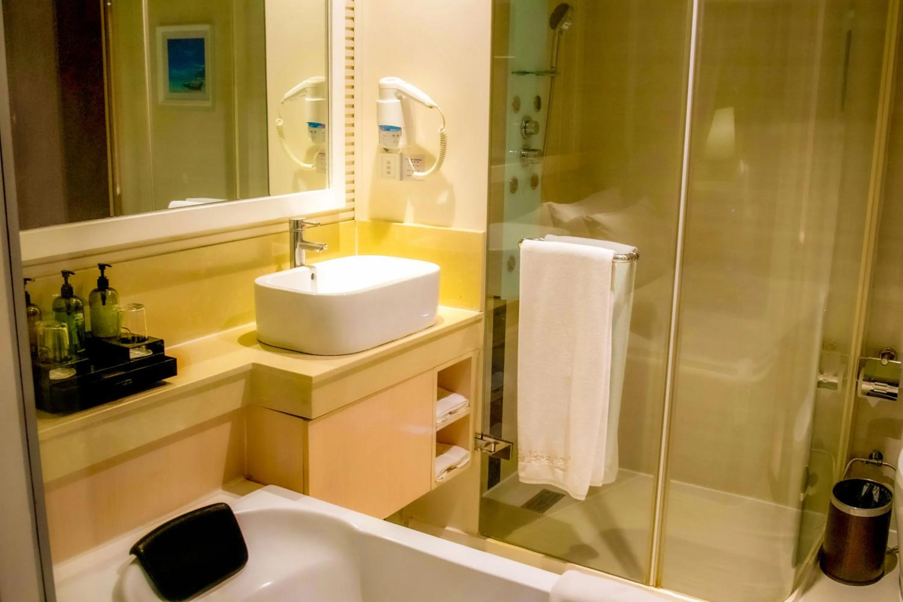 Shower in The Bazaar Hotel Bangkok - MRT Lat Phrao Ratchadapisek