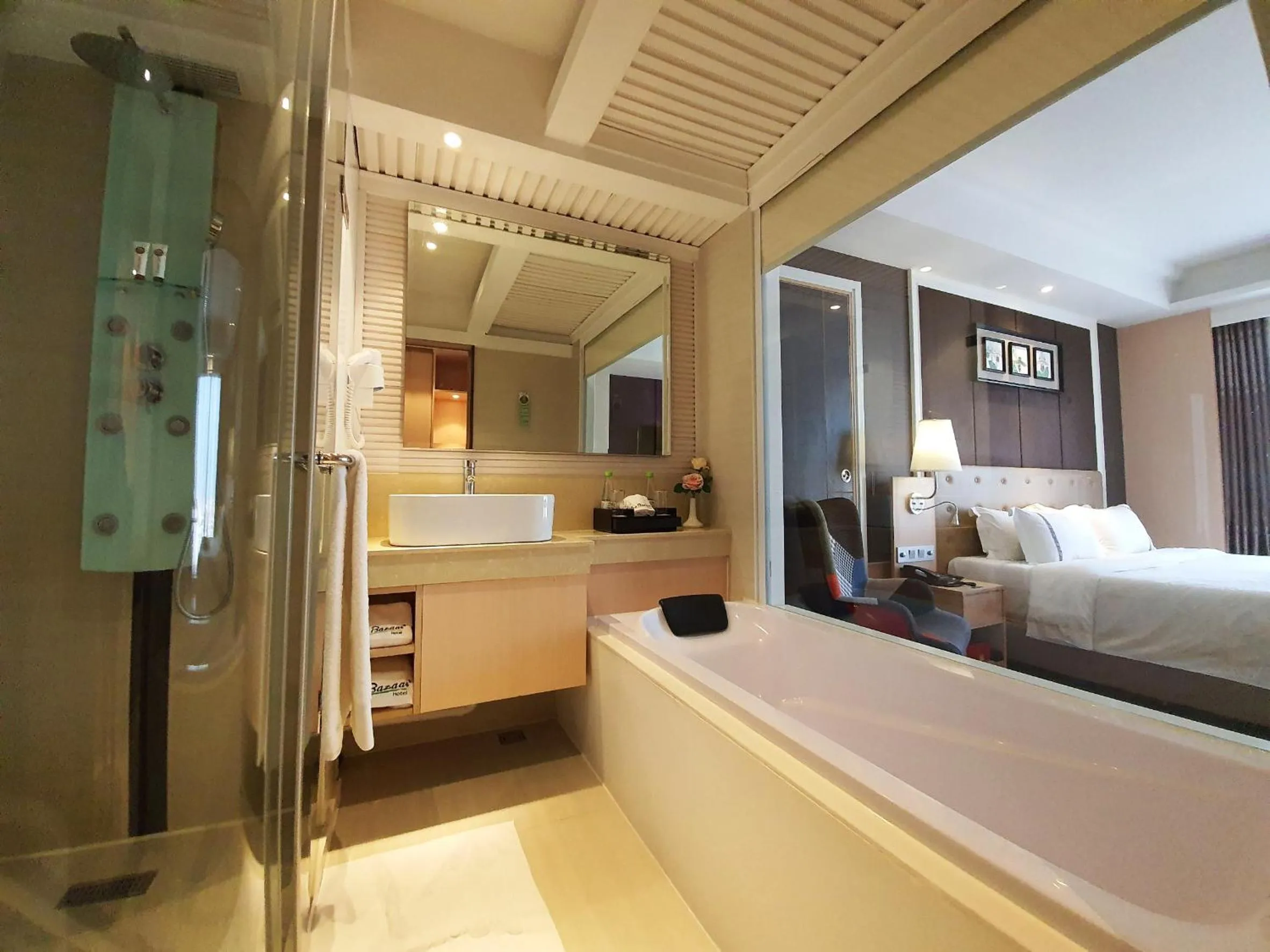 Shower, Bed in The Bazaar Hotel Bangkok - MRT Lat Phrao Ratchadapisek