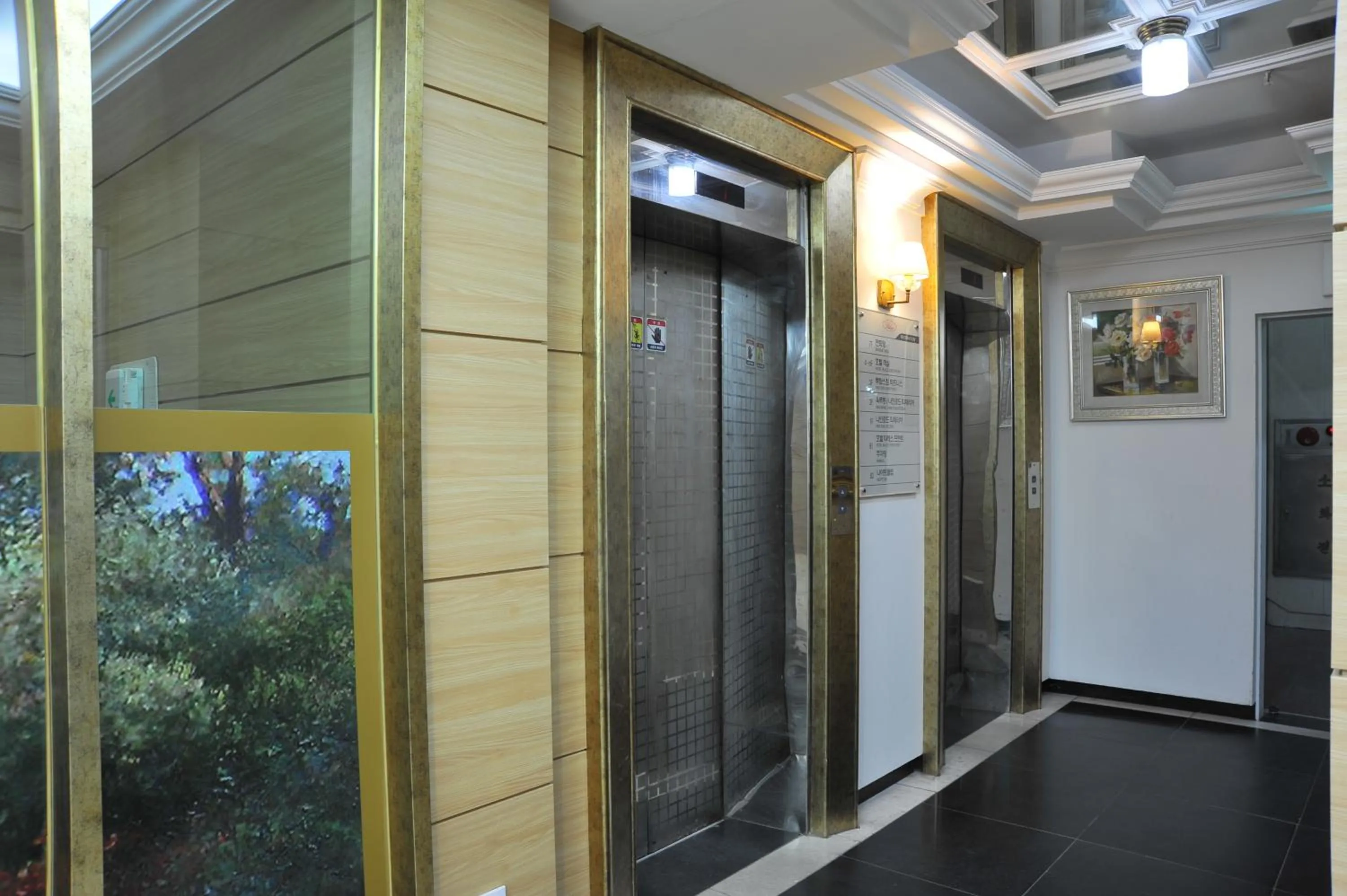elevator in Palace Hotel Gwangju