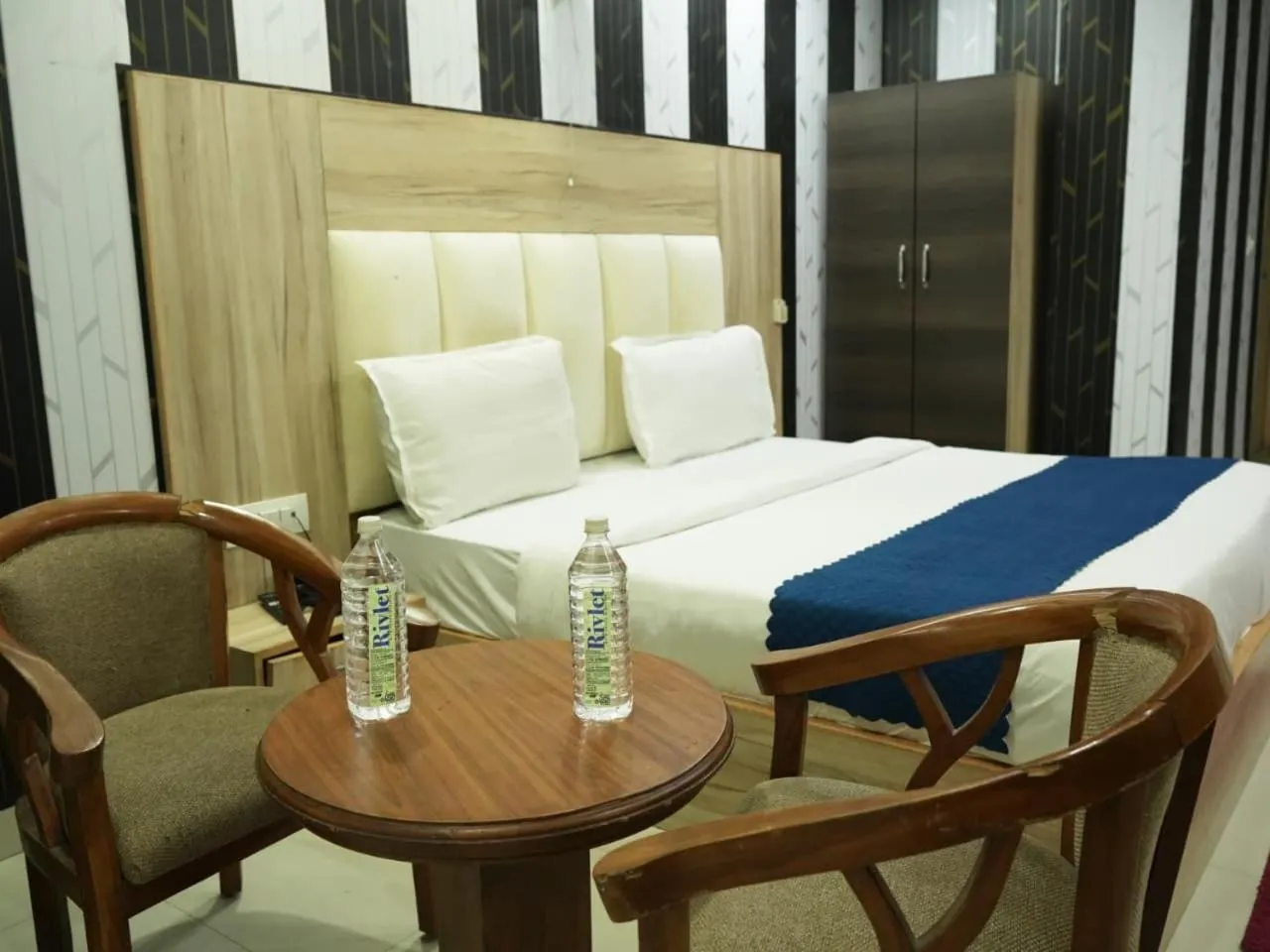 Bed in Hotel Modesty#Delhi Near By IGI Airport