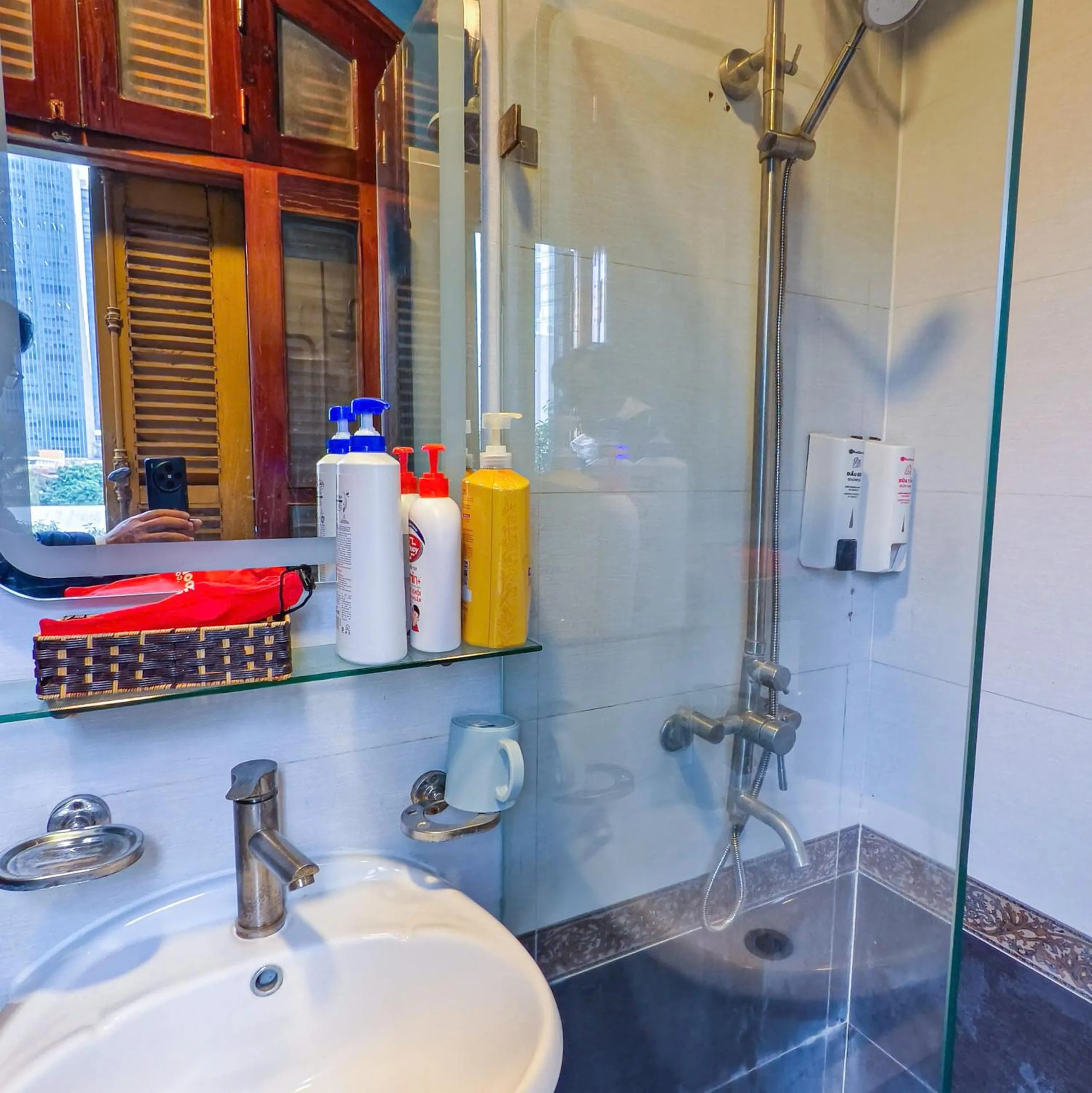 Shower in Xumi Motel