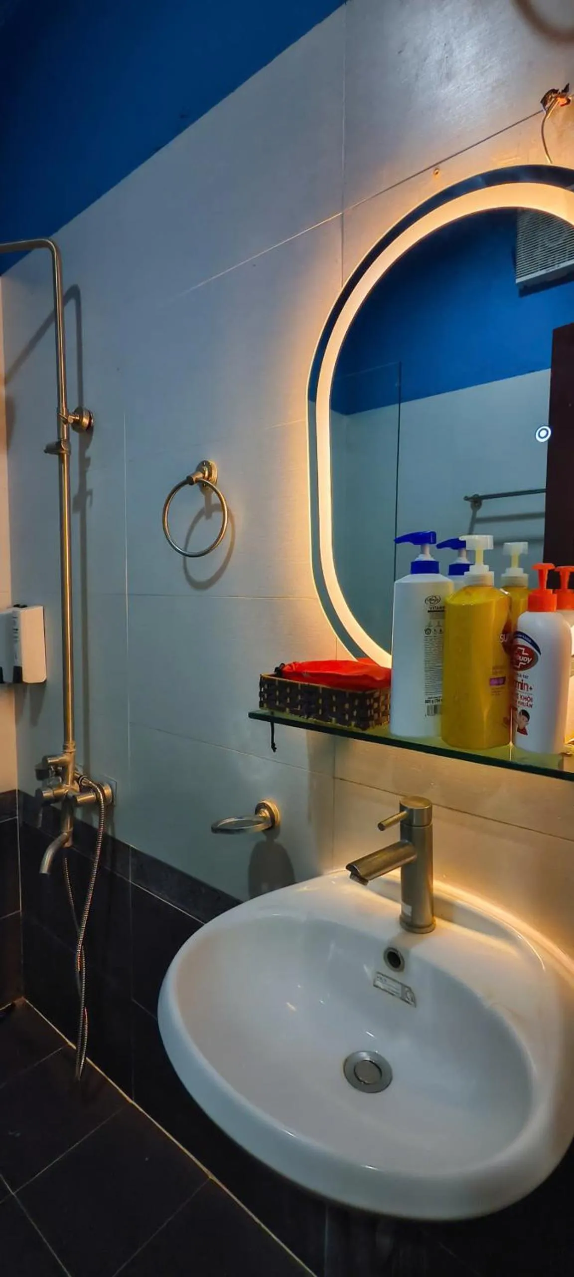Shower in Xumi Motel