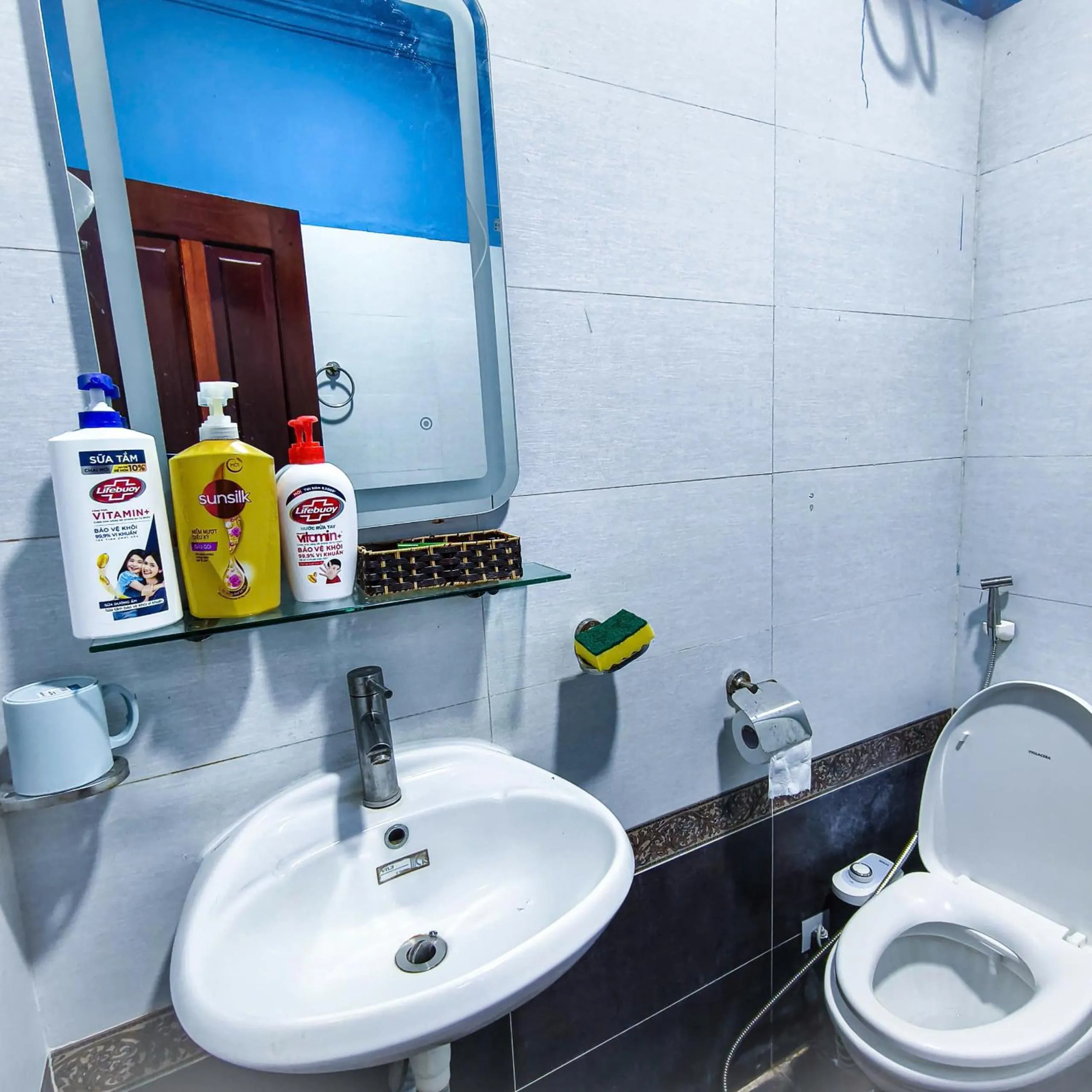 Shower in Xumi Motel