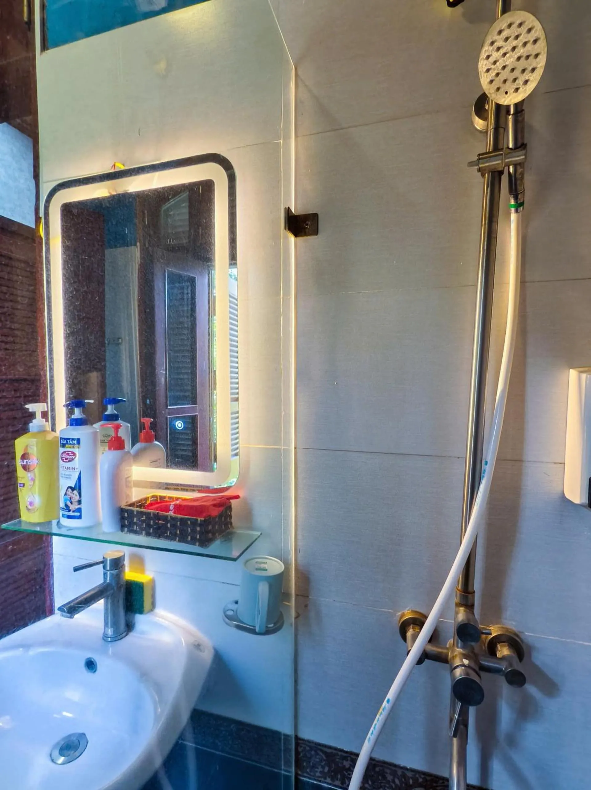 Shower in Xumi Motel