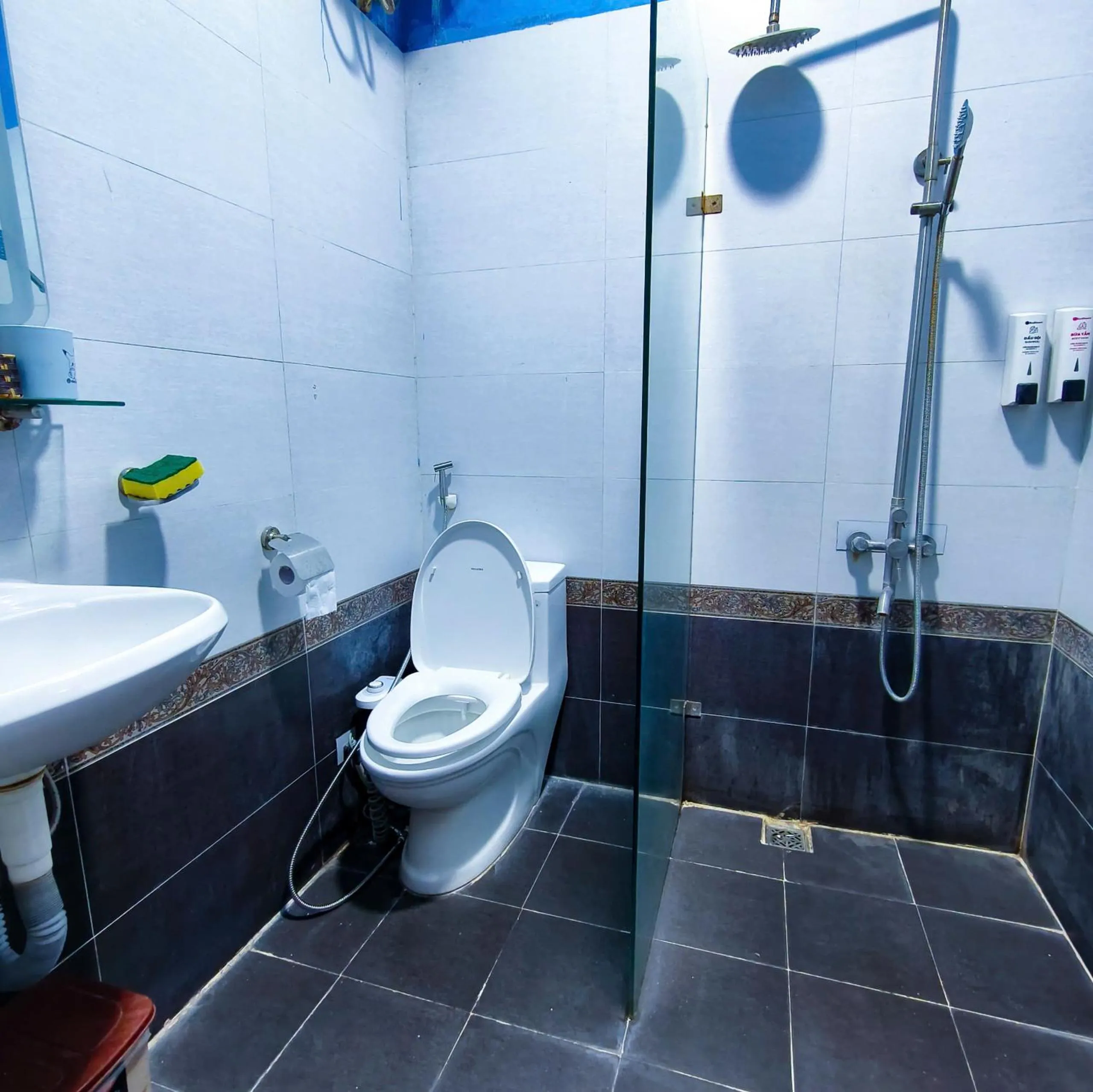 Shower in Xumi Motel