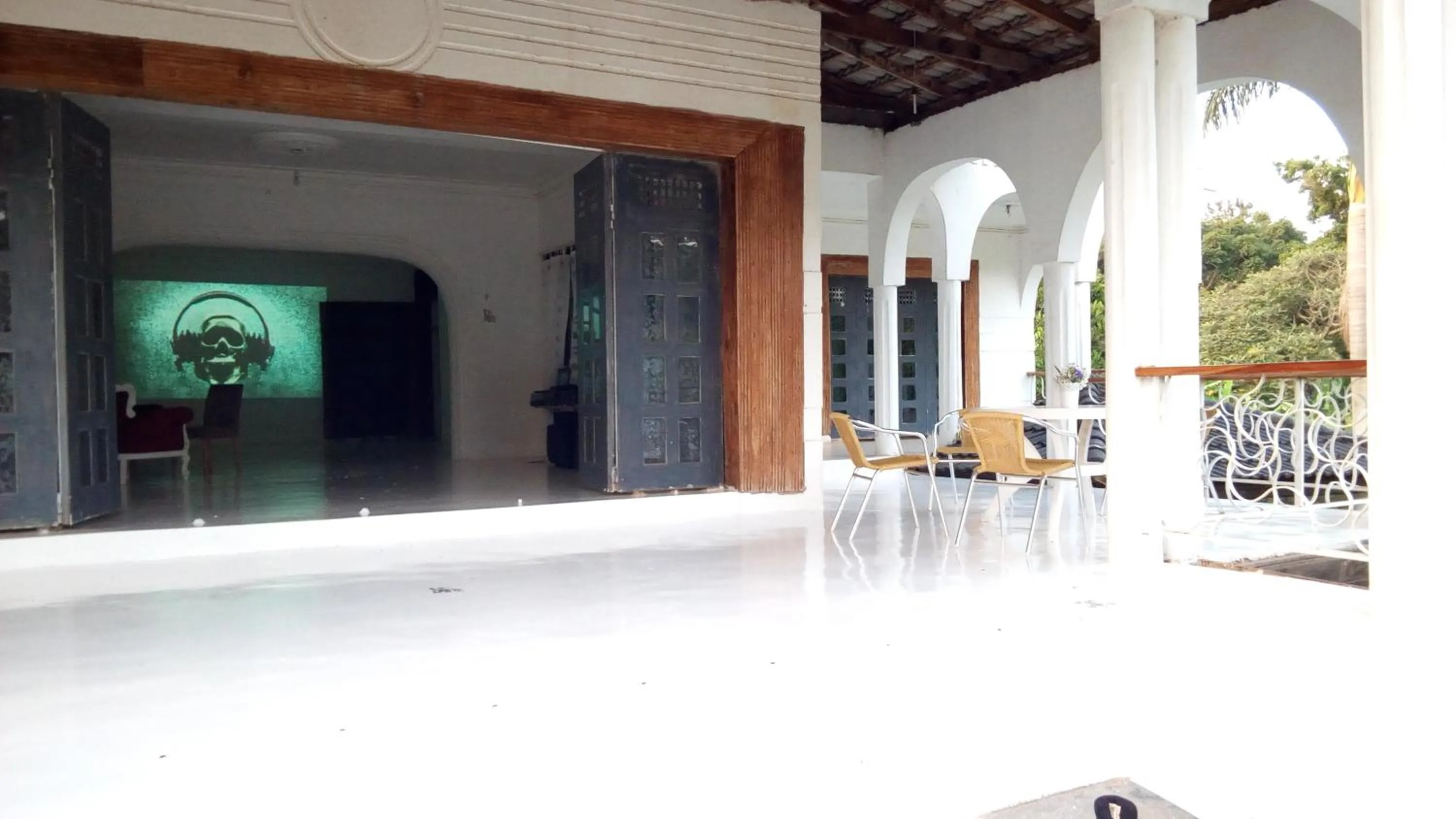 Facade/entrance in Egg Botanical View