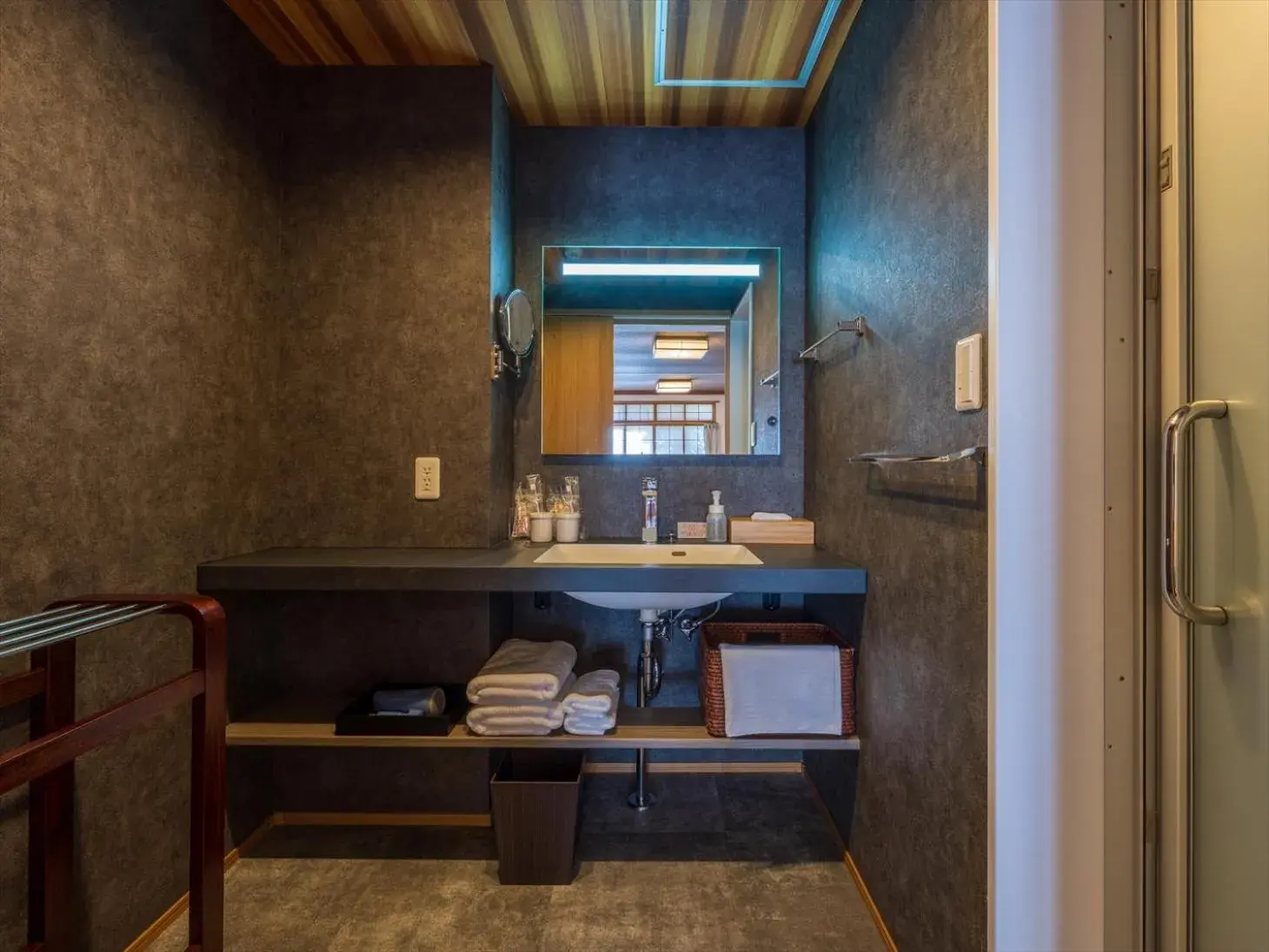 Quadruple Room with Shower in Atami Onsen Yamaki Ryokan Quadruple Room with Shower in Atami Onsen Yamaki Ryokan