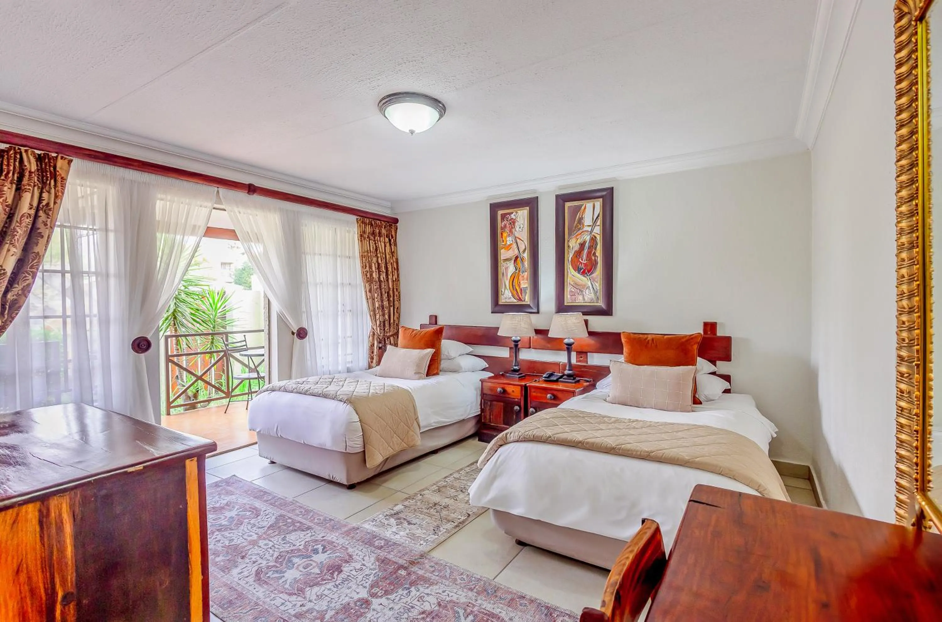 Bed in Afrique Boutique Hotel O.R. Tambo