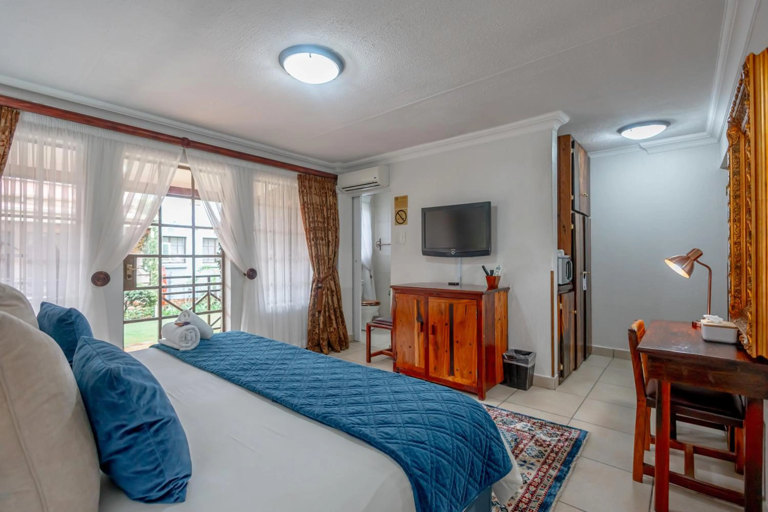 Bedroom, Bed in Afrique Boutique Hotel O.R. Tambo