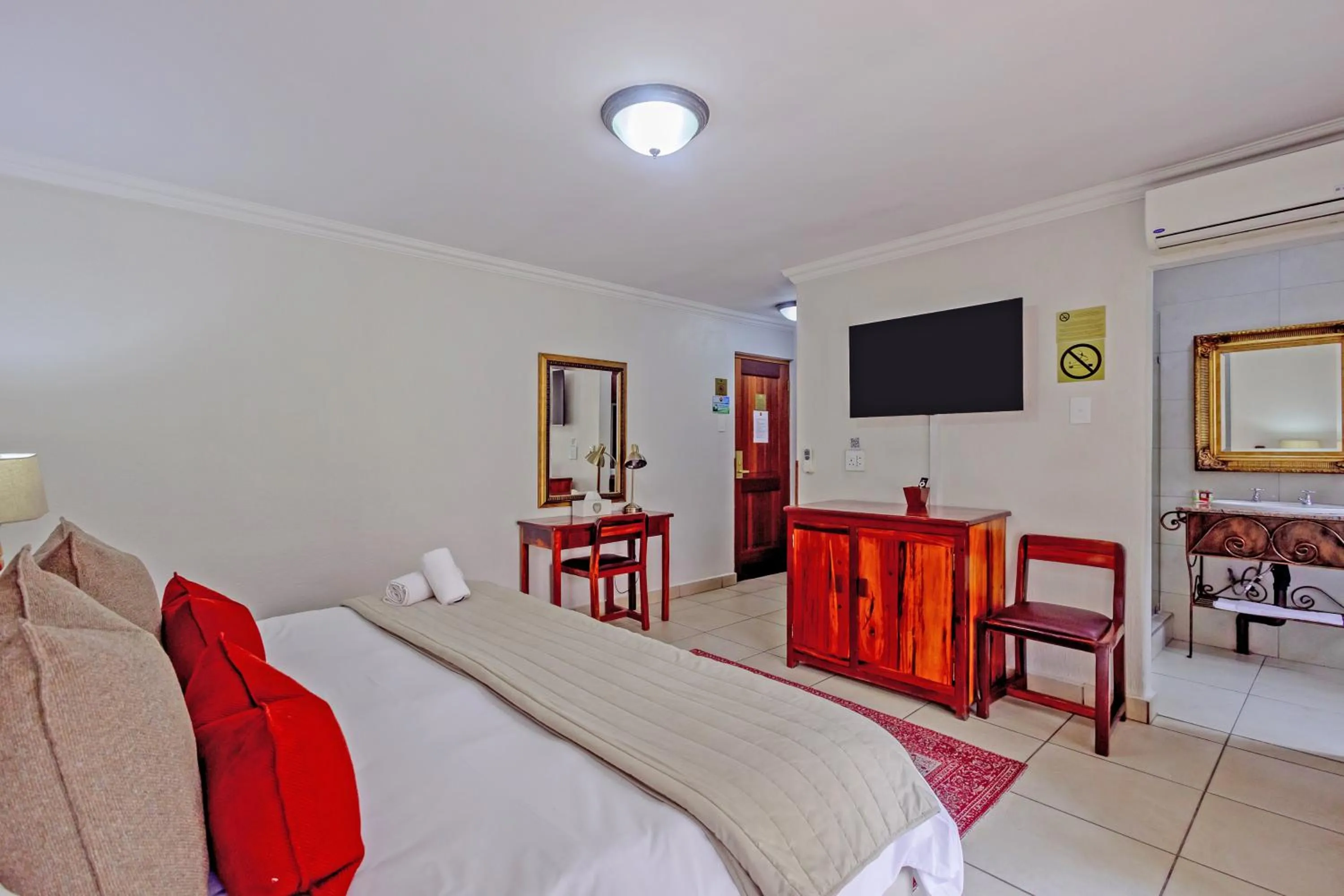 TV and multimedia, Bed in Afrique Boutique Hotel O.R. Tambo