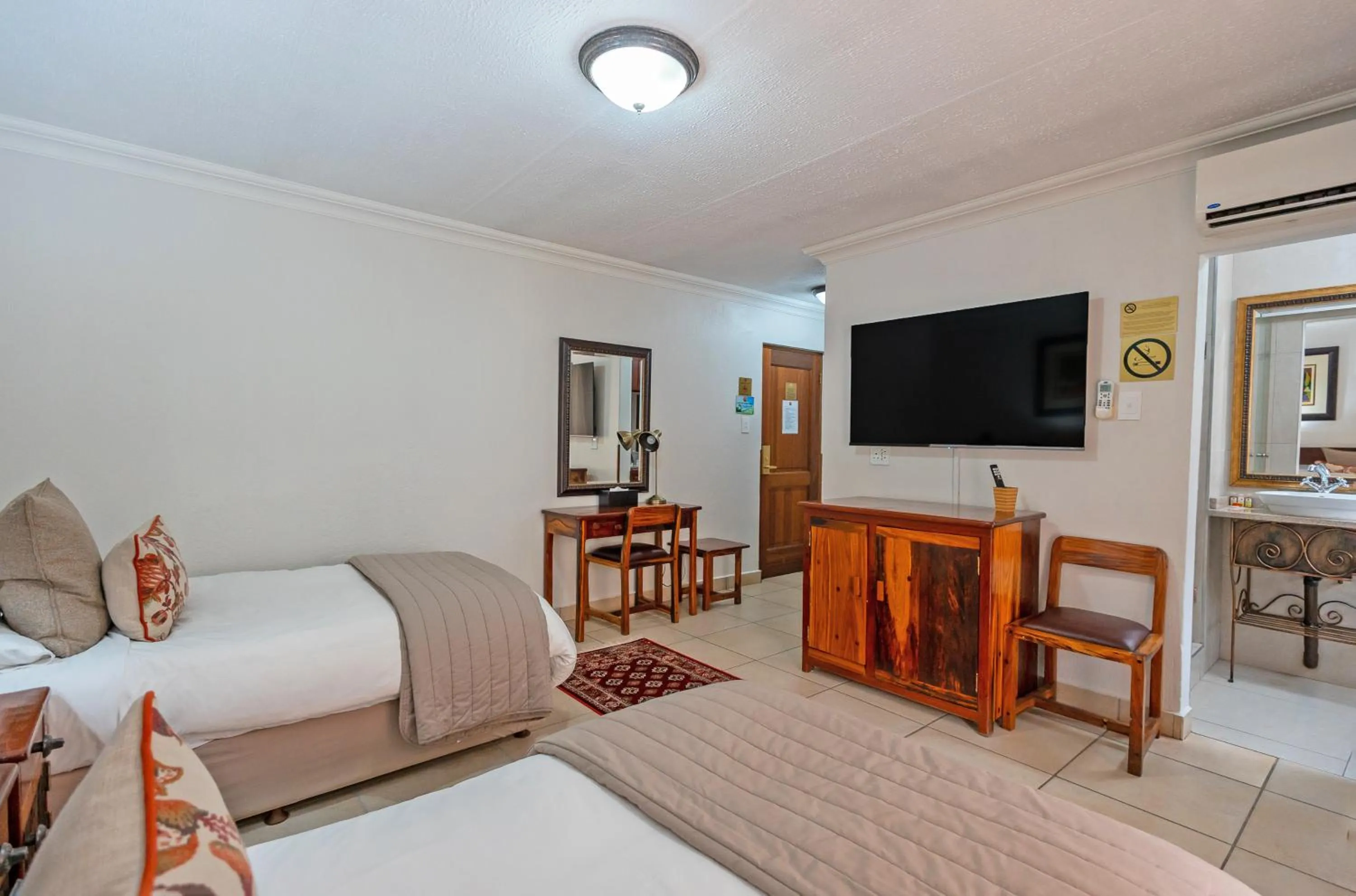 TV and multimedia, Bed in Afrique Boutique Hotel O.R. Tambo