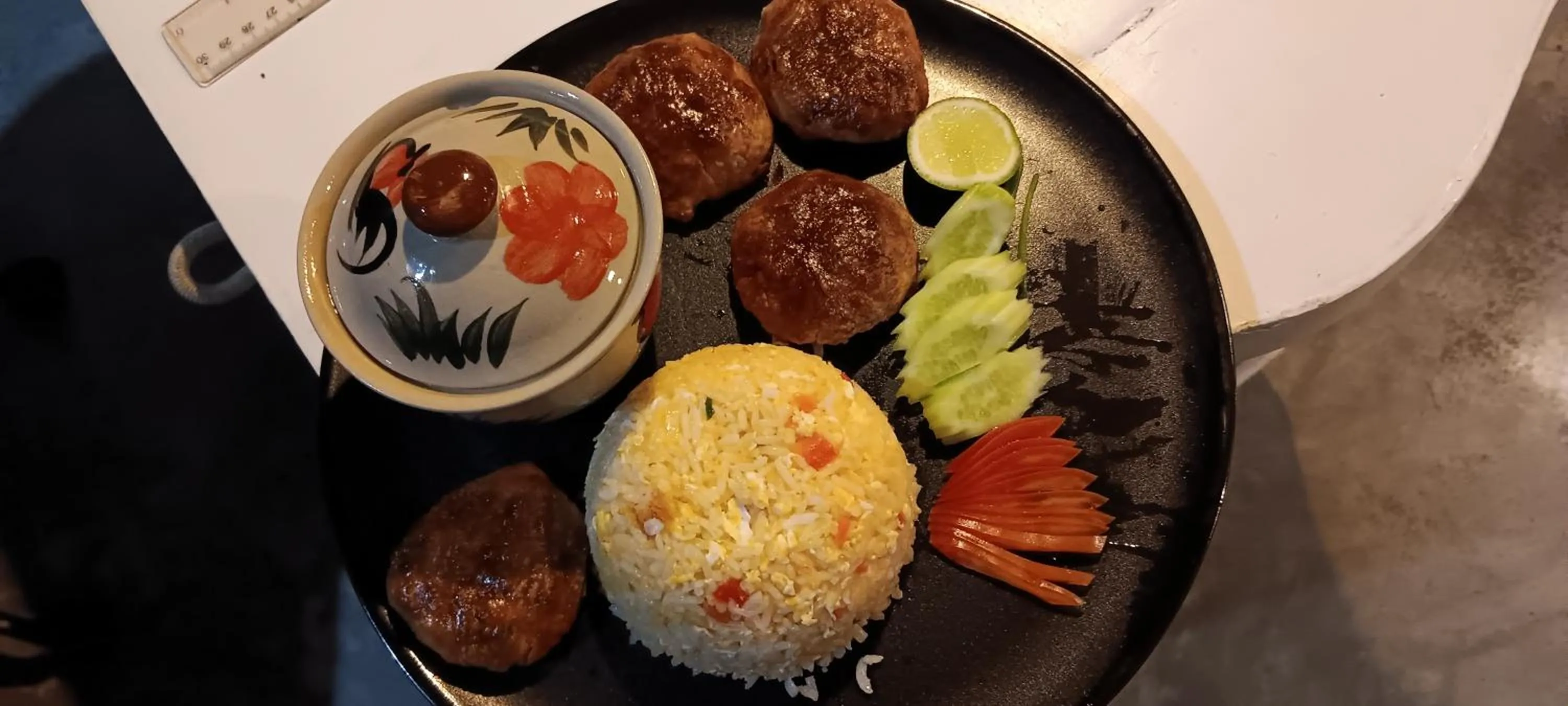 Restaurant/places to eat in Lovely Guesthouse 94