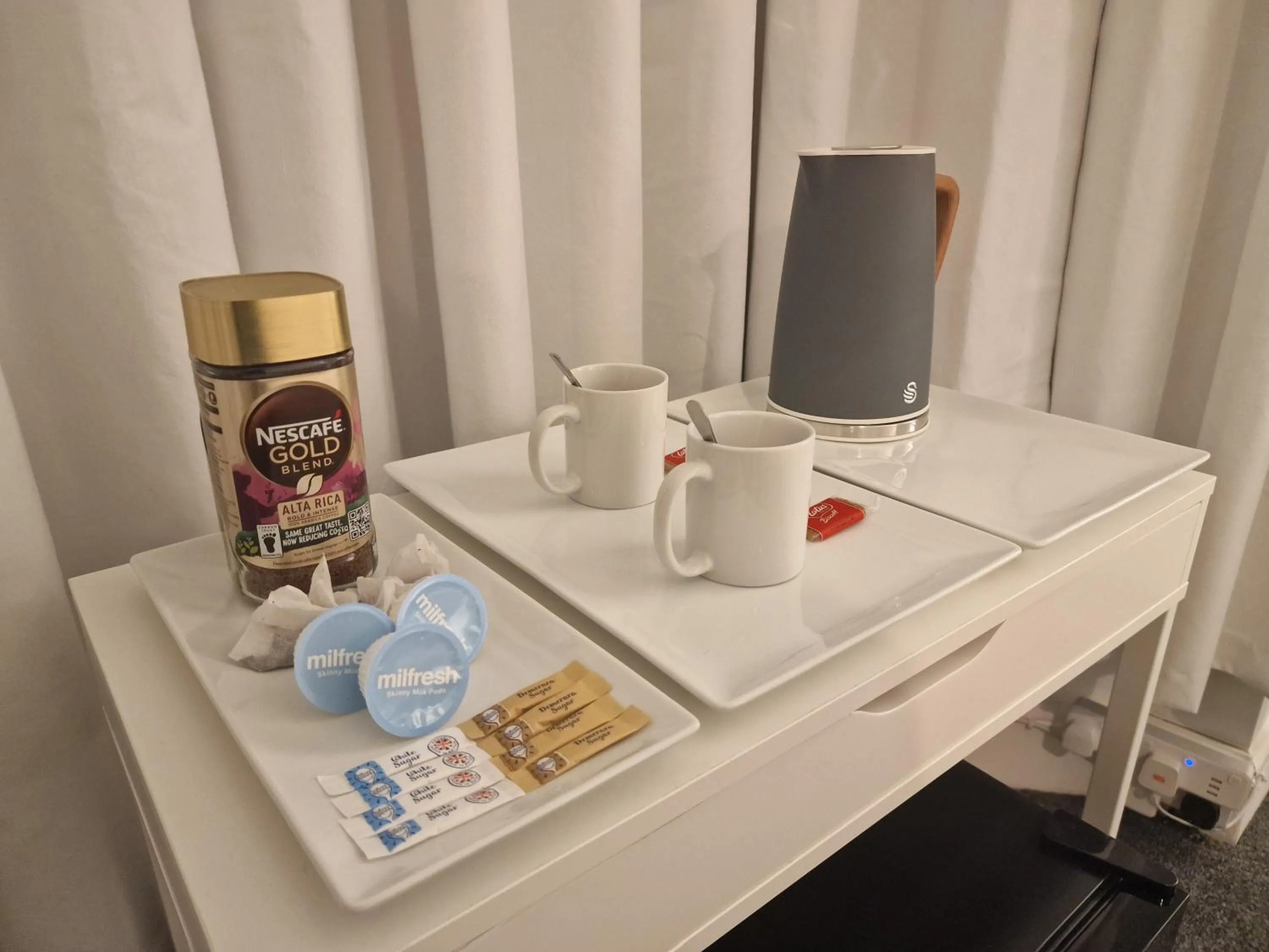 Coffee/tea facilities in Beautiful Rooms, The London Collection