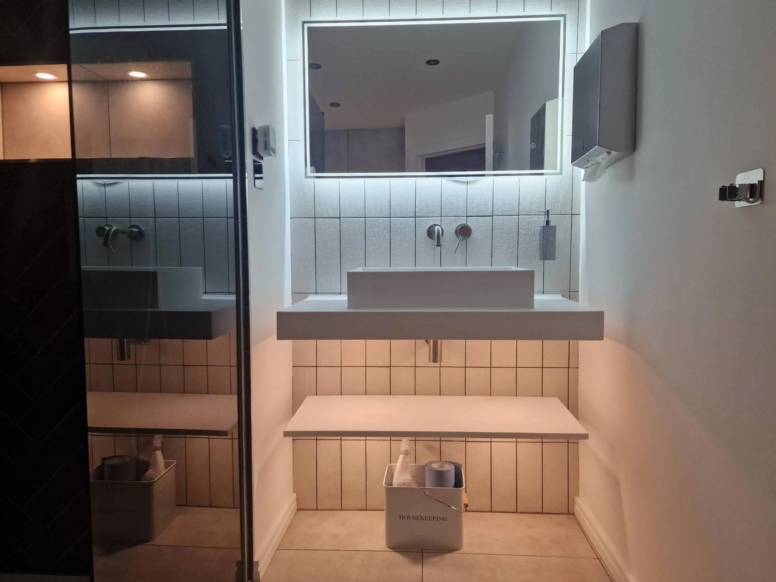 Shower in Beautiful Rooms, The London Collection