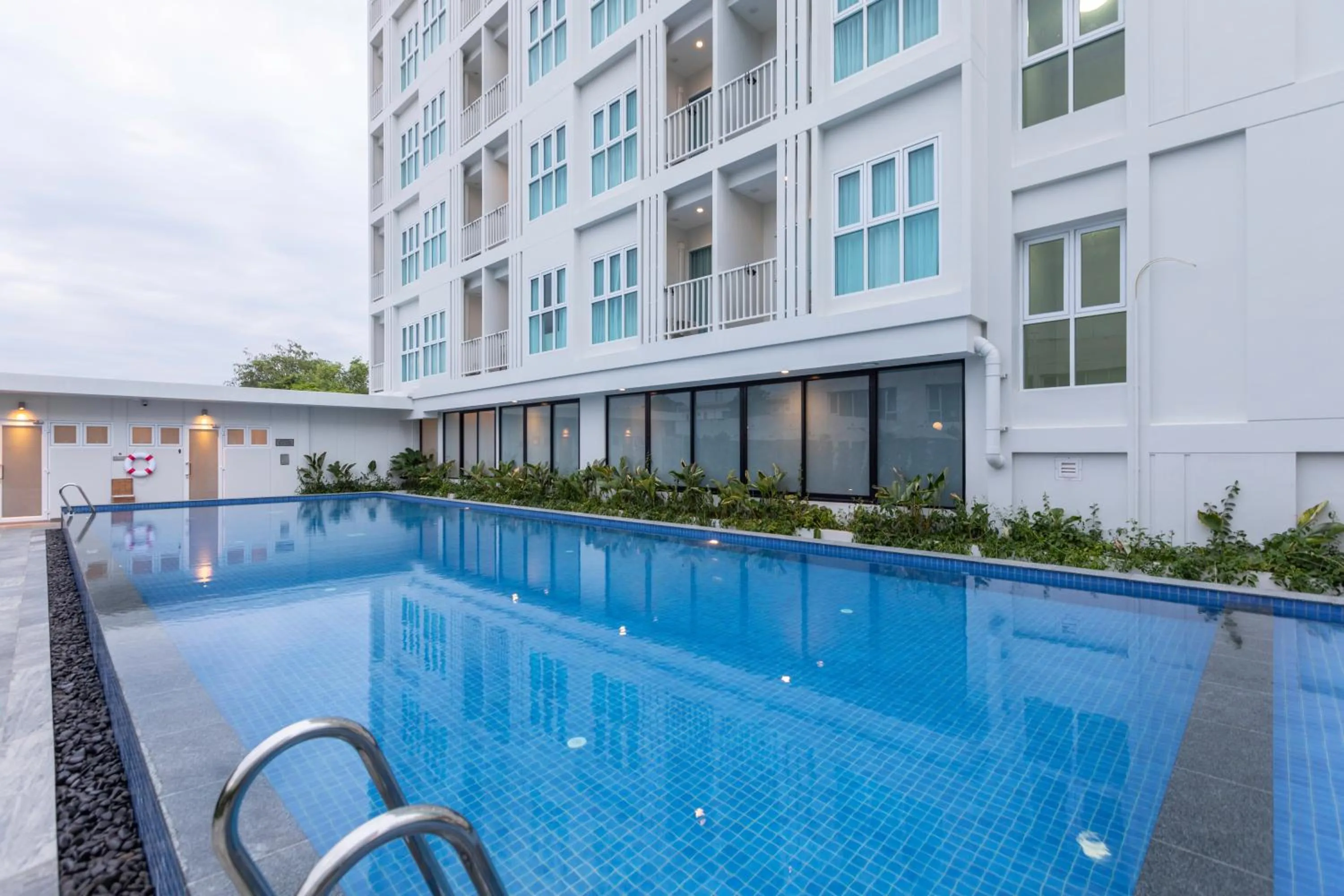 Swimming pool in Kantary 304 Hotel Prachinburi