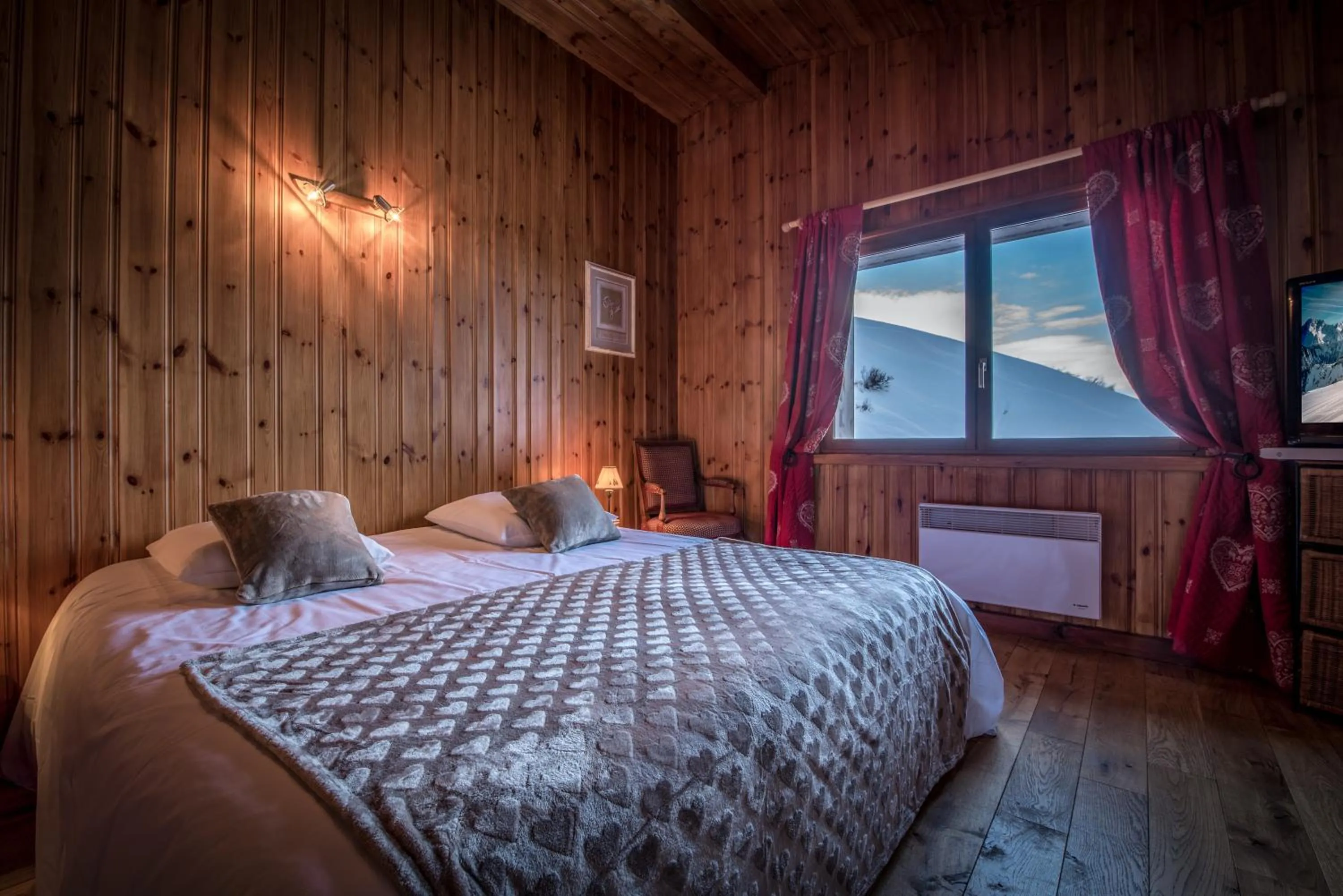 Photo of the whole room, Bed in Chalet Du Friolin