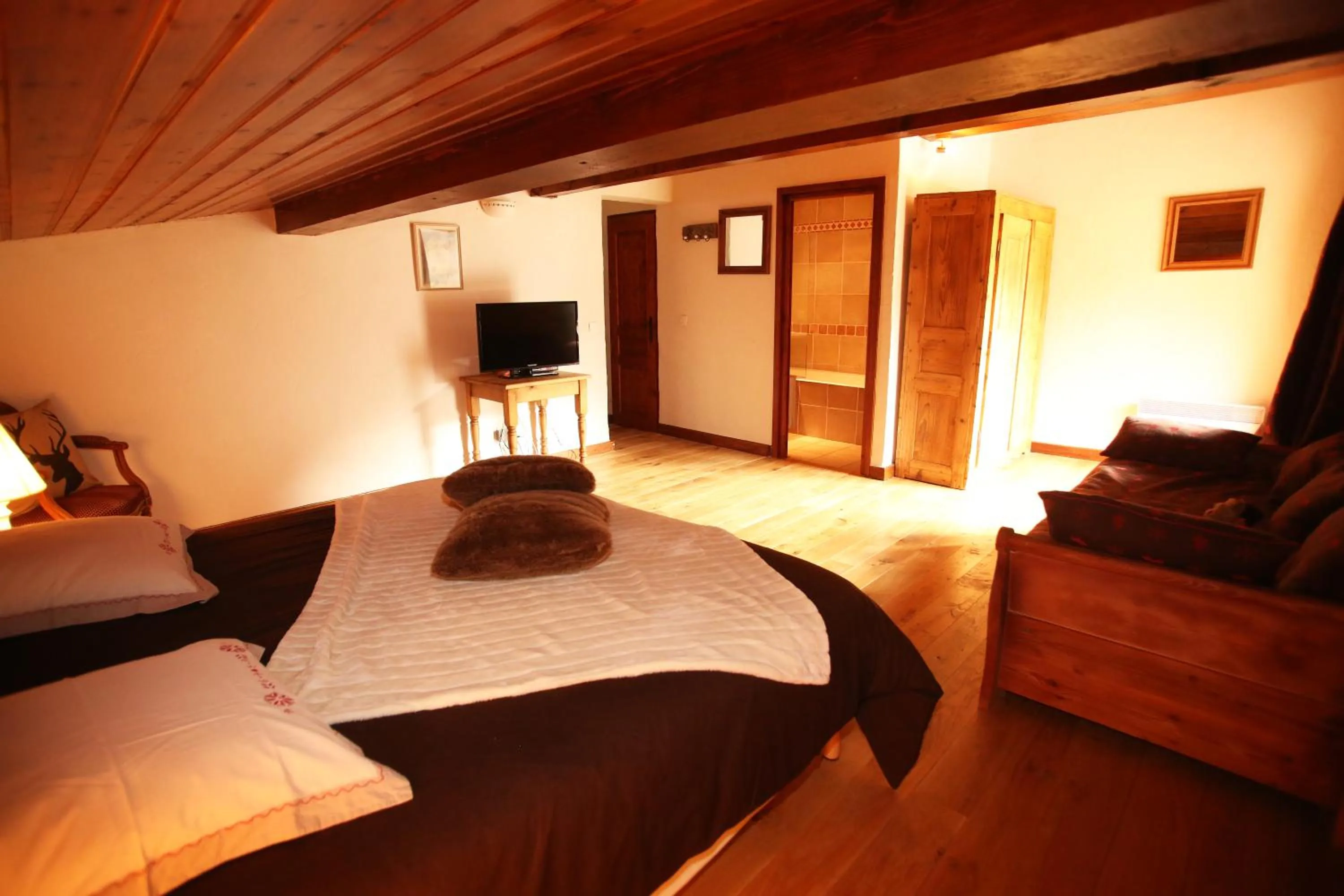 Photo of the whole room, Bed in Chalet Du Friolin