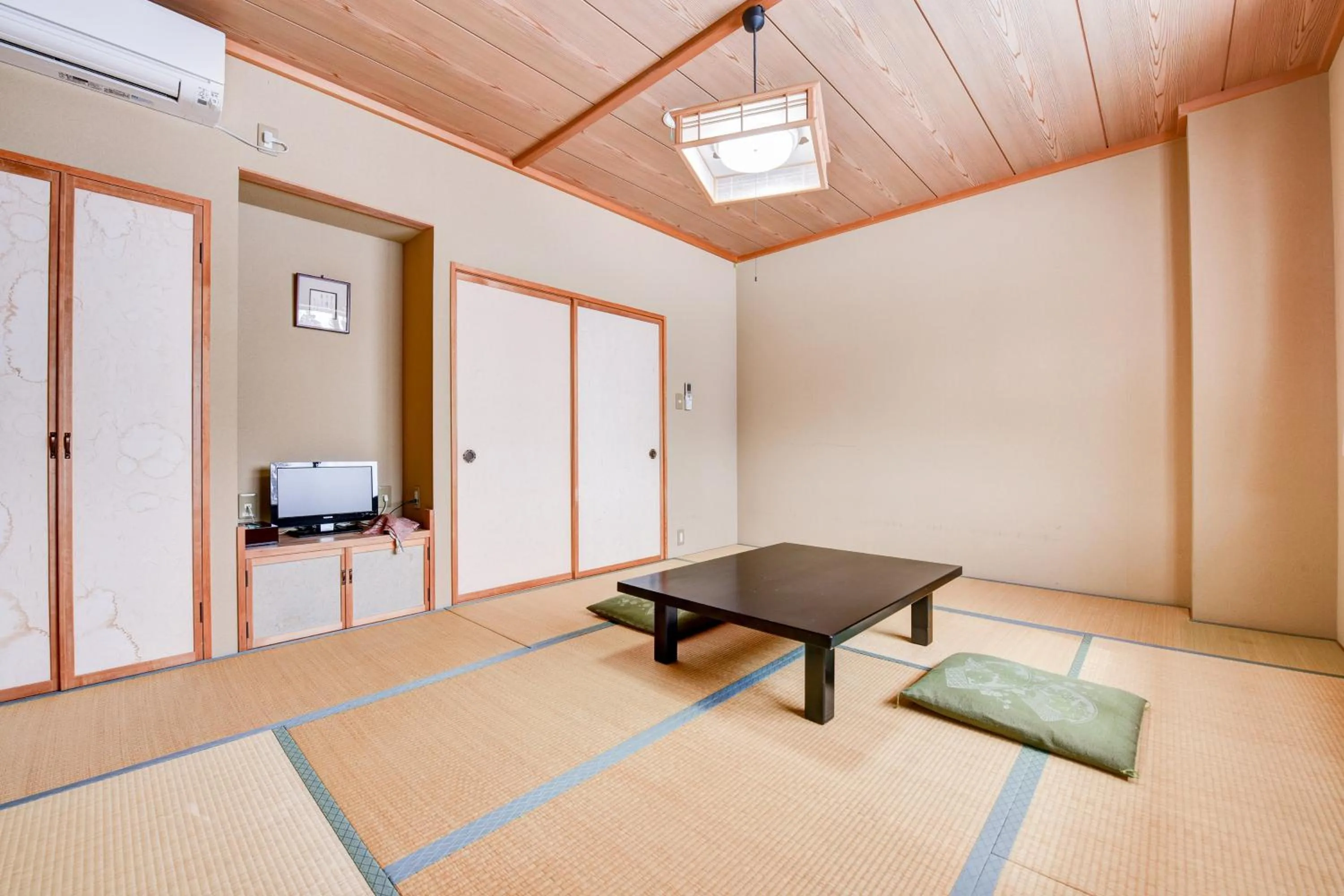 Photo of the whole room in Kanoe