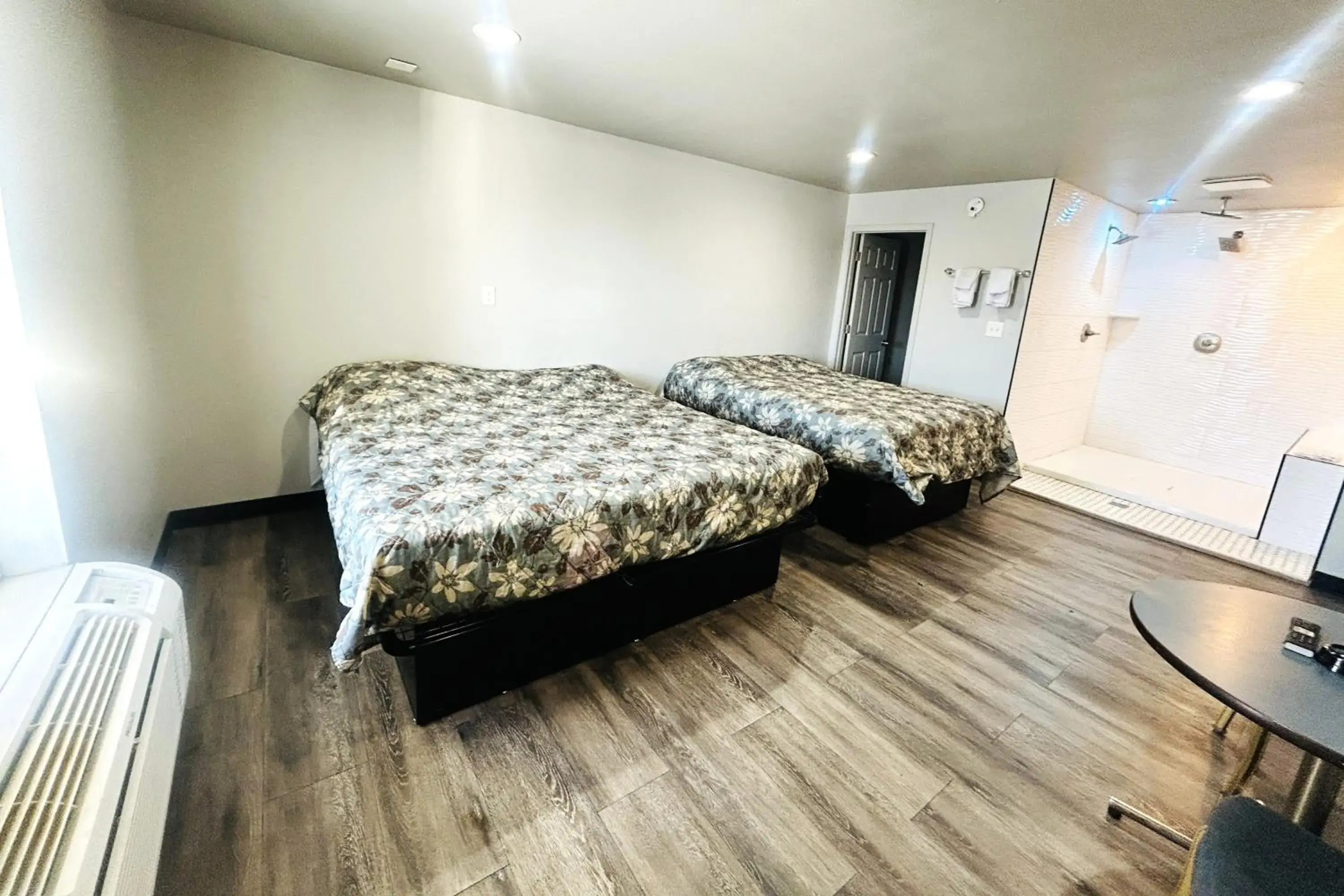 2 Queen Beds Non-Smoking in The Queen B Motel, Detroit-Warren 2 Queen Beds Non-Smoking in The Queen B Motel, Detroit-Warren