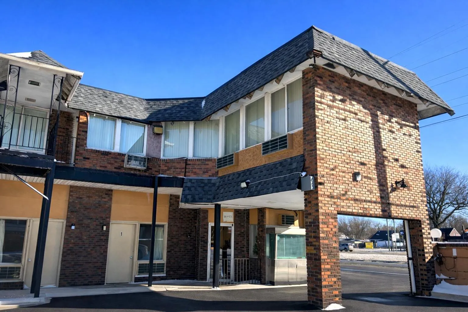 Property building in The Queen B Motel, Detroit-Warren