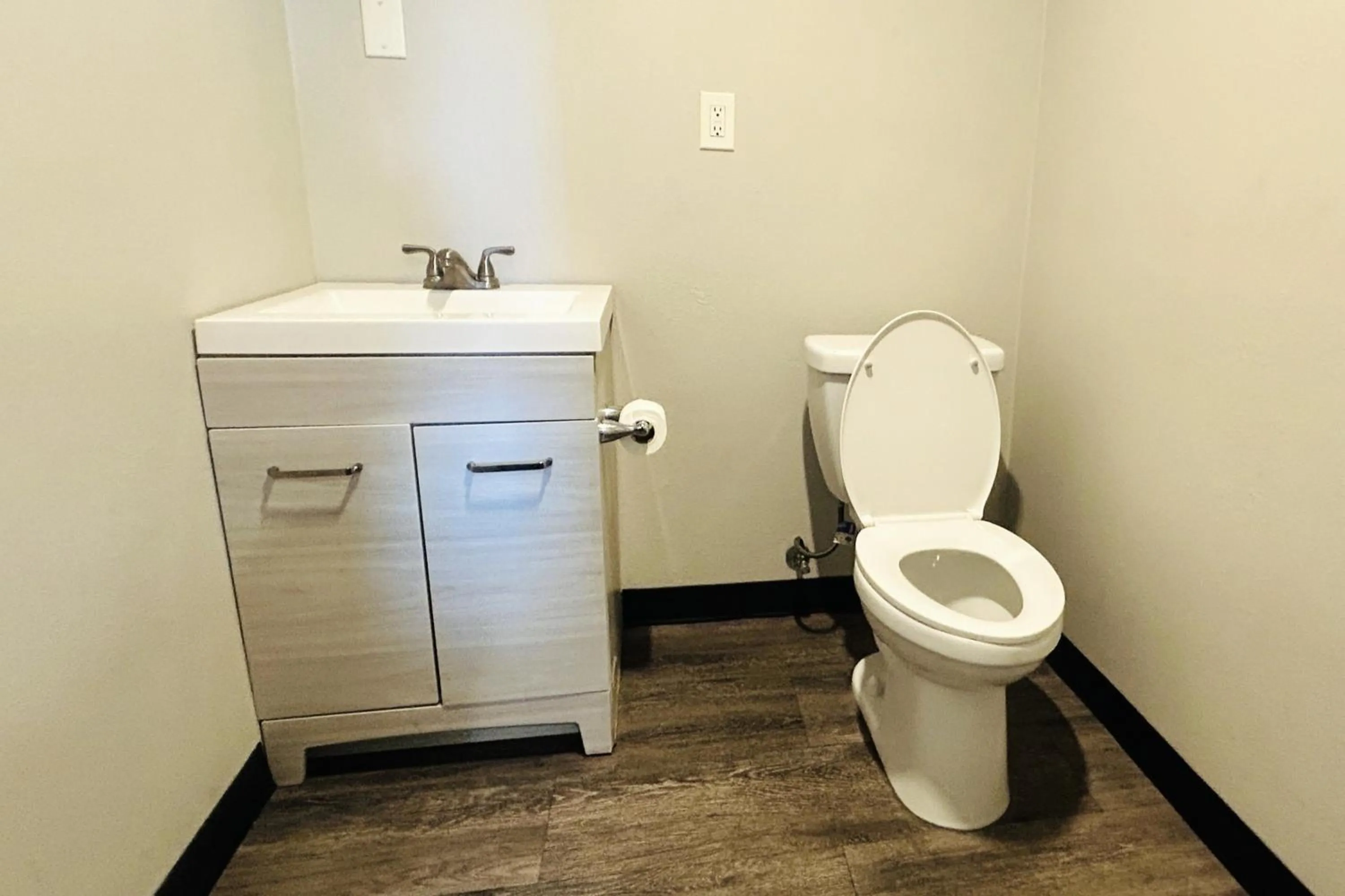 Bathroom in The Queen B Motel, Detroit-Warren