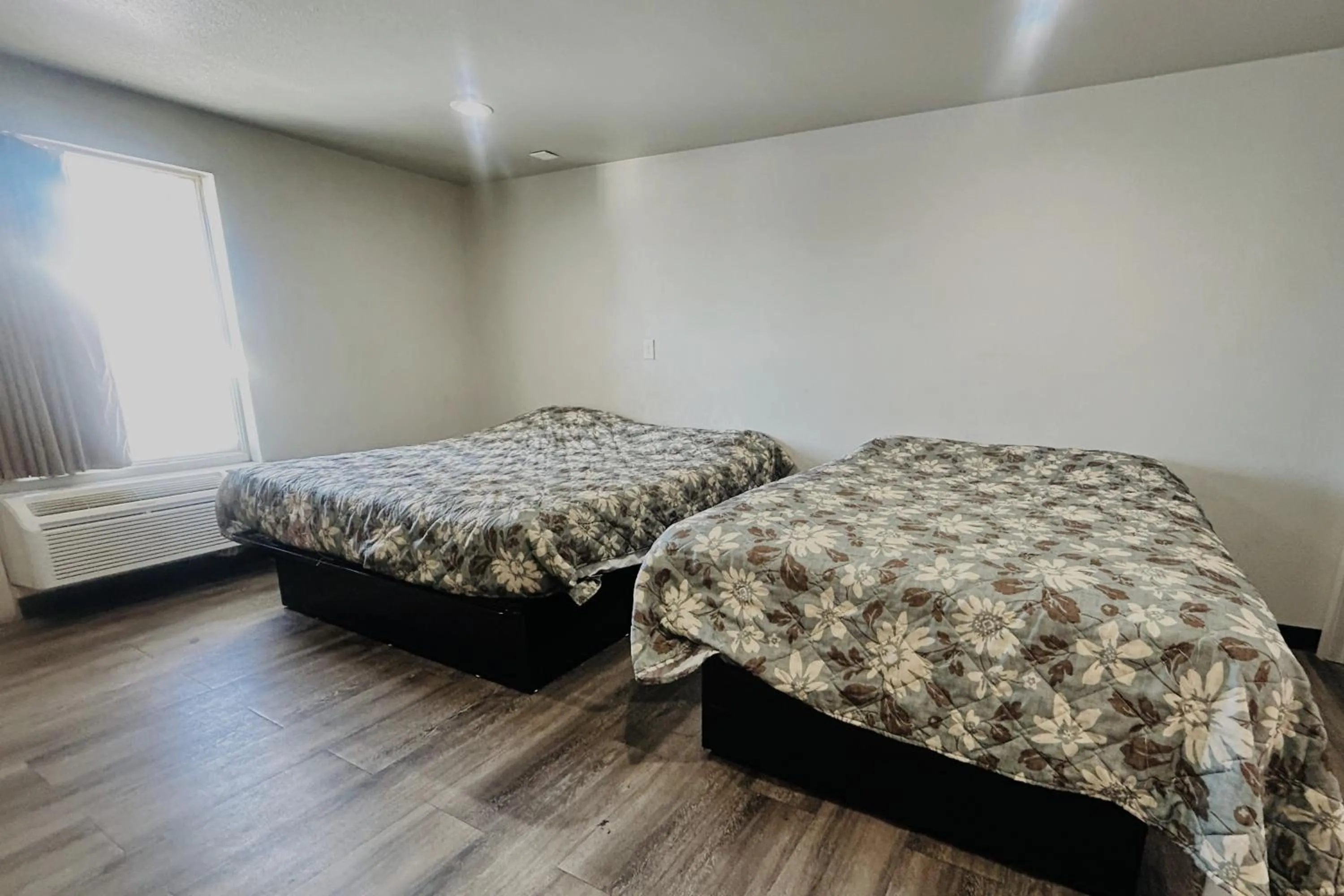 Bedroom, Bed in The Queen B Motel, Detroit-Warren