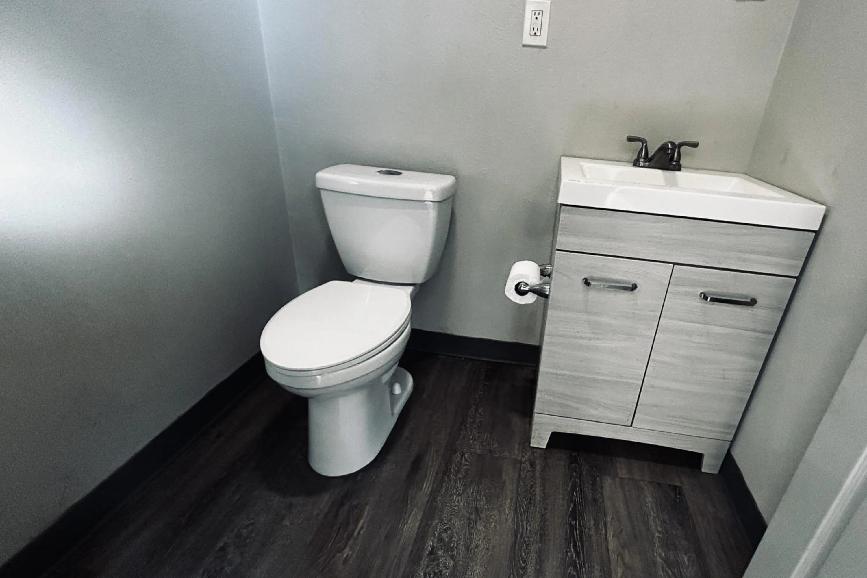 Bathroom in The Queen B Motel, Detroit-Warren