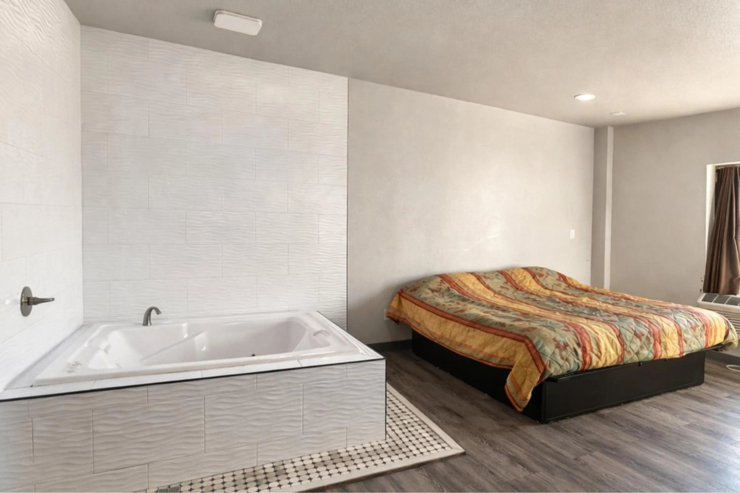 Bedroom, Bed in The Queen B Motel, Detroit-Warren