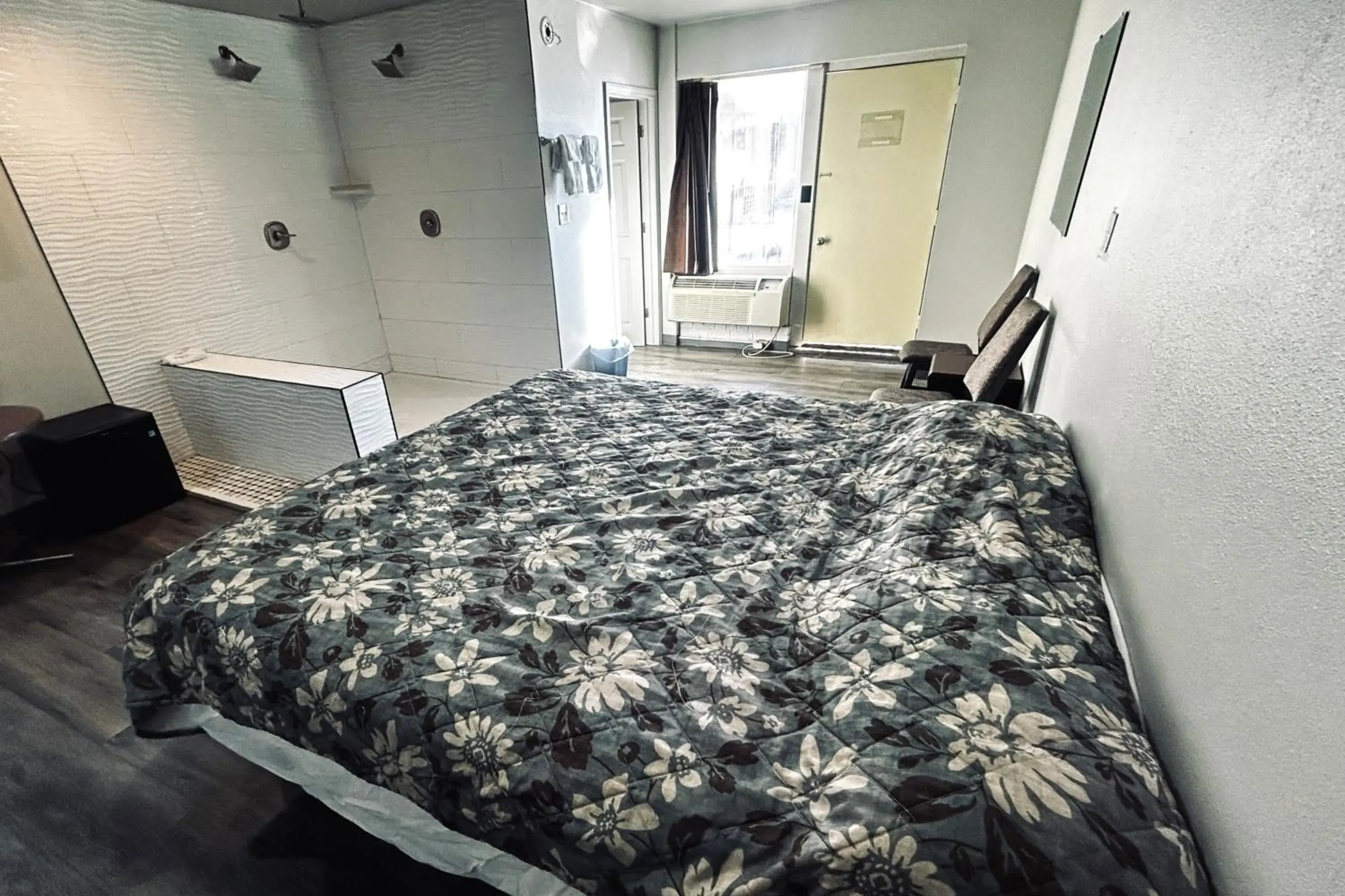 King Bed Non-Smoking in The Queen B Motel, Detroit-Warren King Bed Non-Smoking in The Queen B Motel, Detroit-Warren