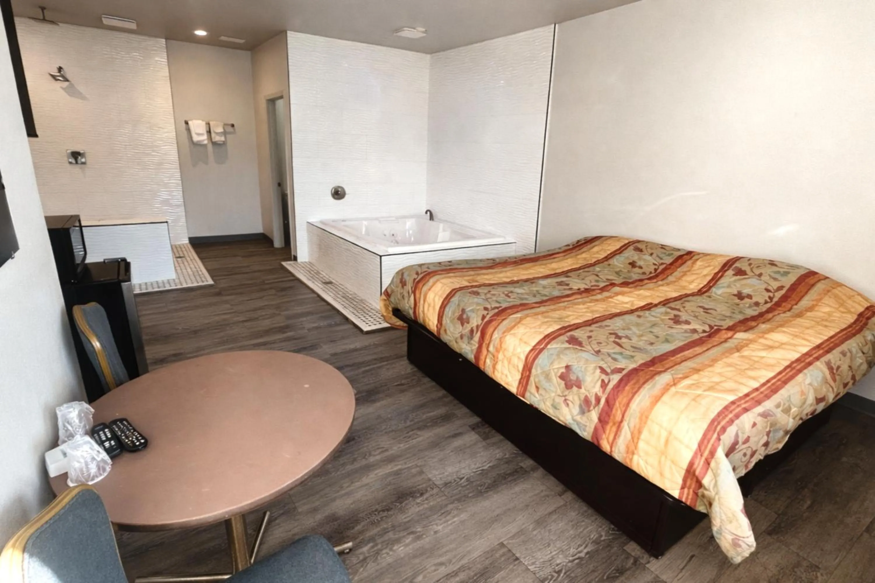 Bedroom, Bed in The Queen B Motel, Detroit-Warren