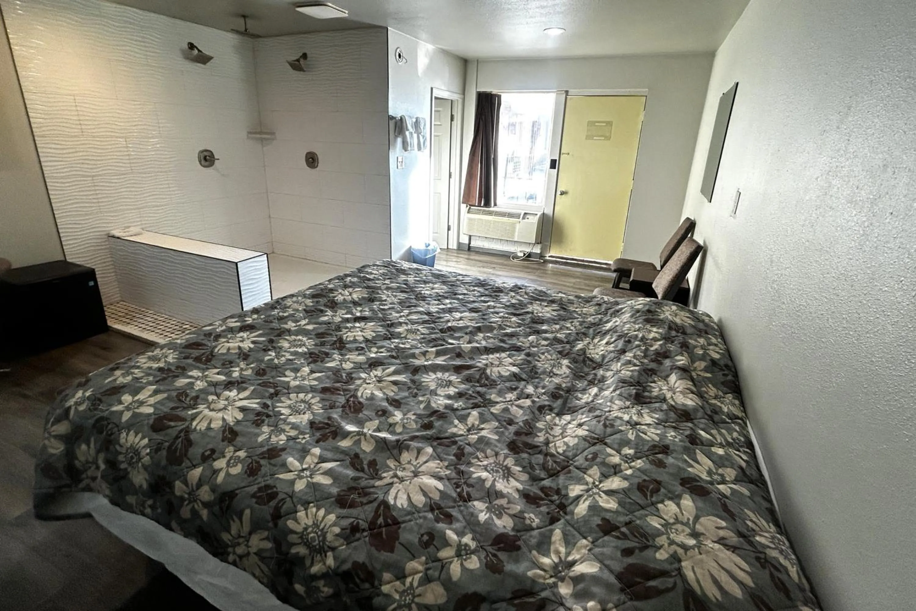 Bedroom, Bed in The Queen B Motel, Detroit-Warren