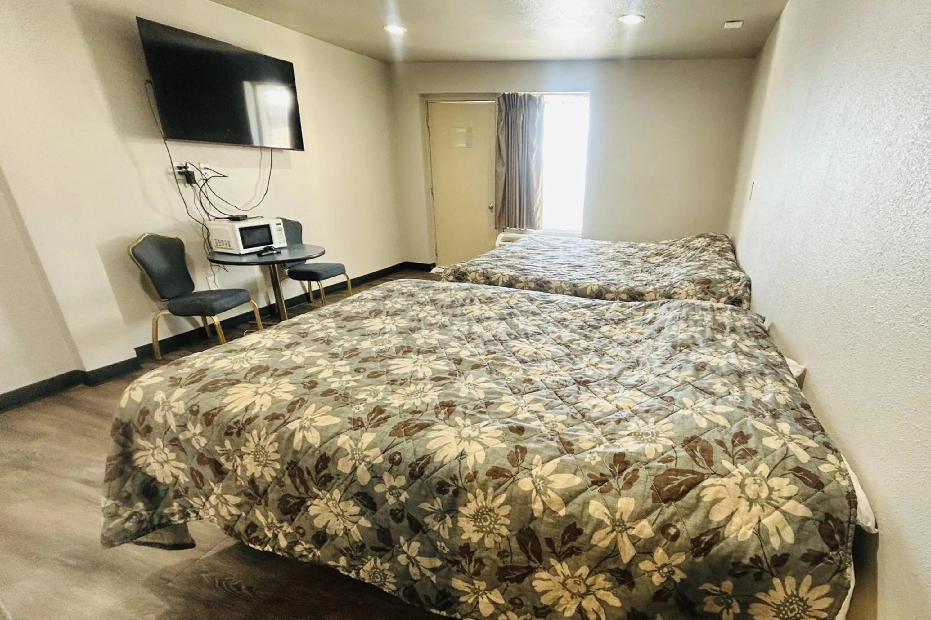 Bedroom, Bed in The Queen B Motel, Detroit-Warren