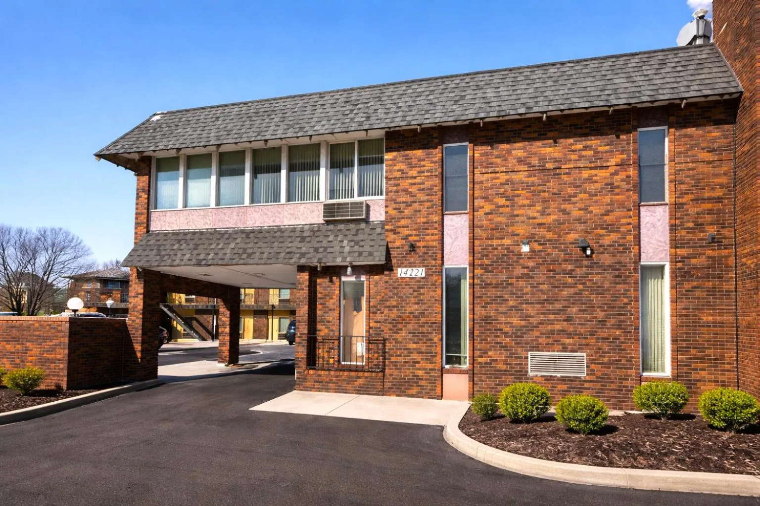 Facade/entrance in The Queen B Motel, Detroit-Warren