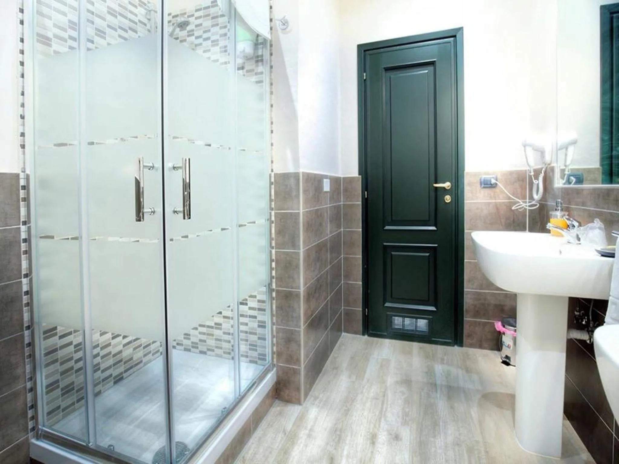 Shower in VITTORIA ROOMS GuestHouse - the Original since 2015