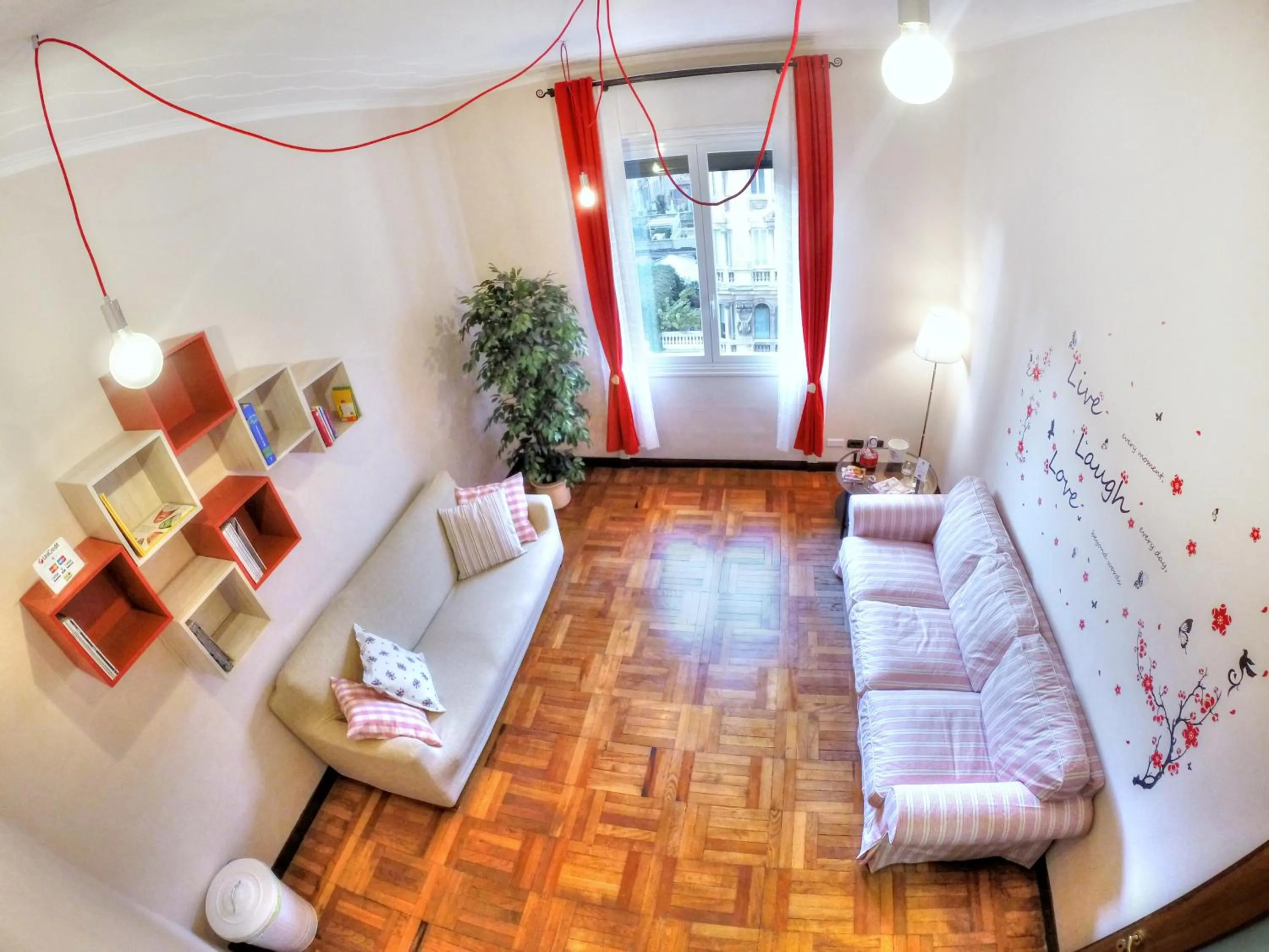 Communal lounge/ TV room in VITTORIA ROOMS GuestHouse - the Original since 2015
