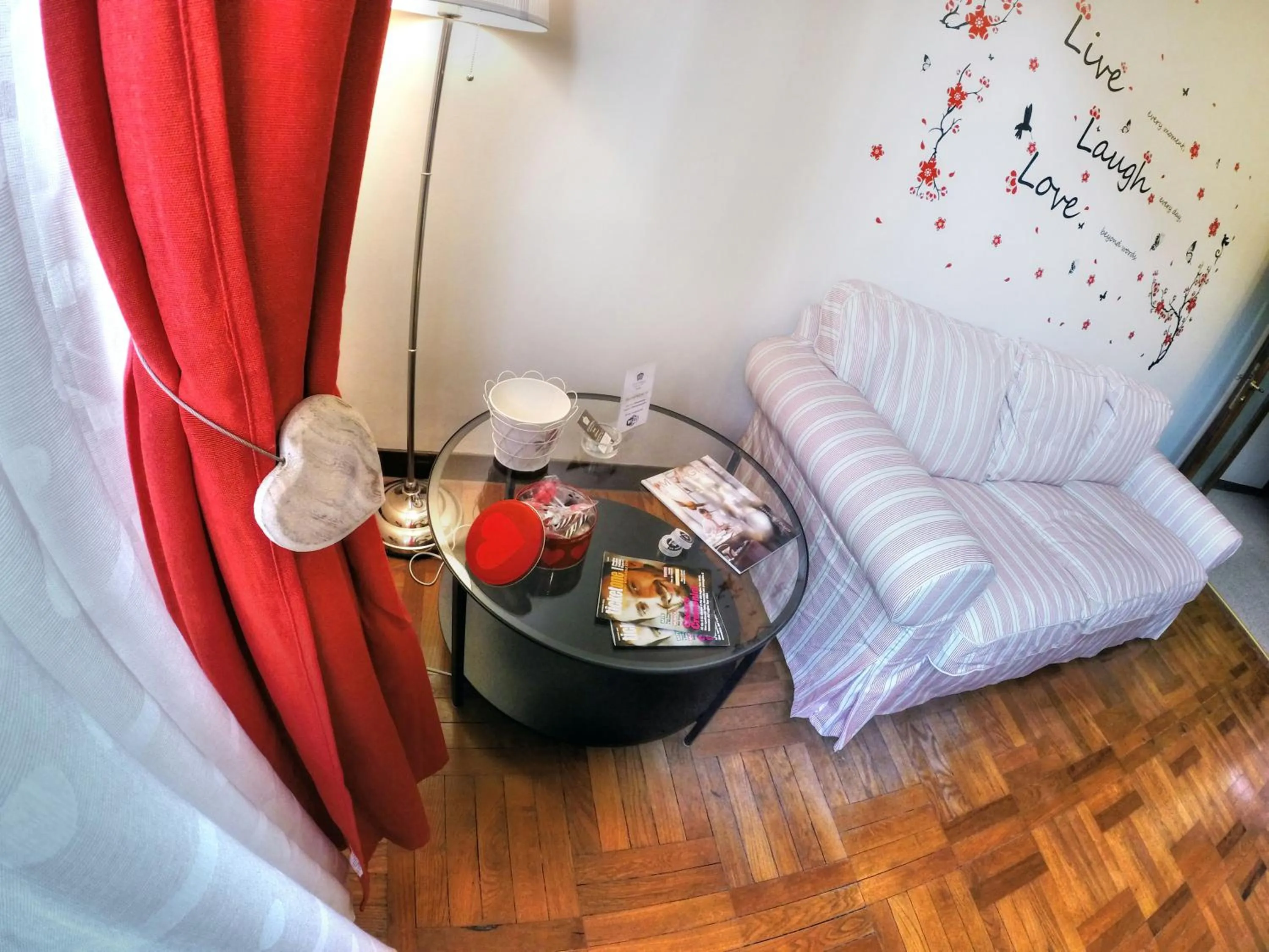 Communal lounge/ TV room in VITTORIA ROOMS GuestHouse - the Original since 2015