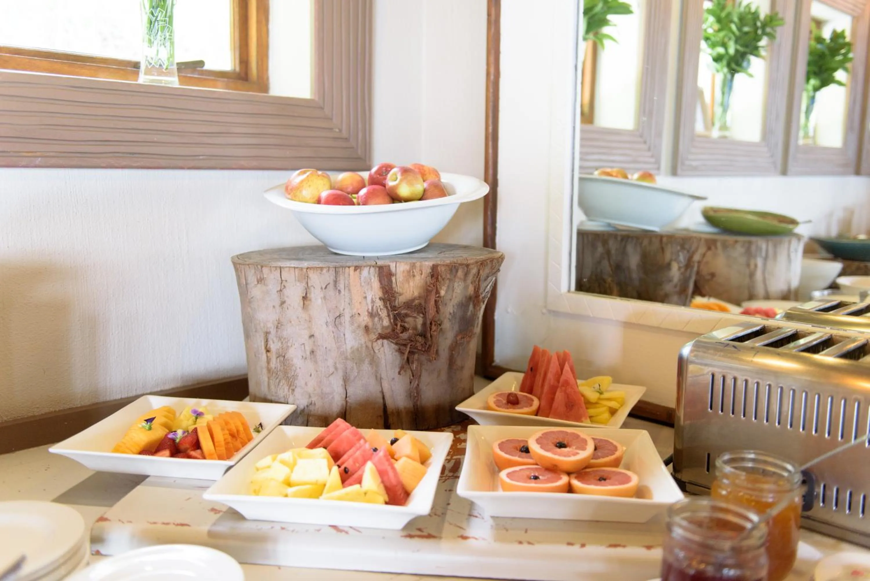 Food and drinks in Whalesong Hotel & Spa